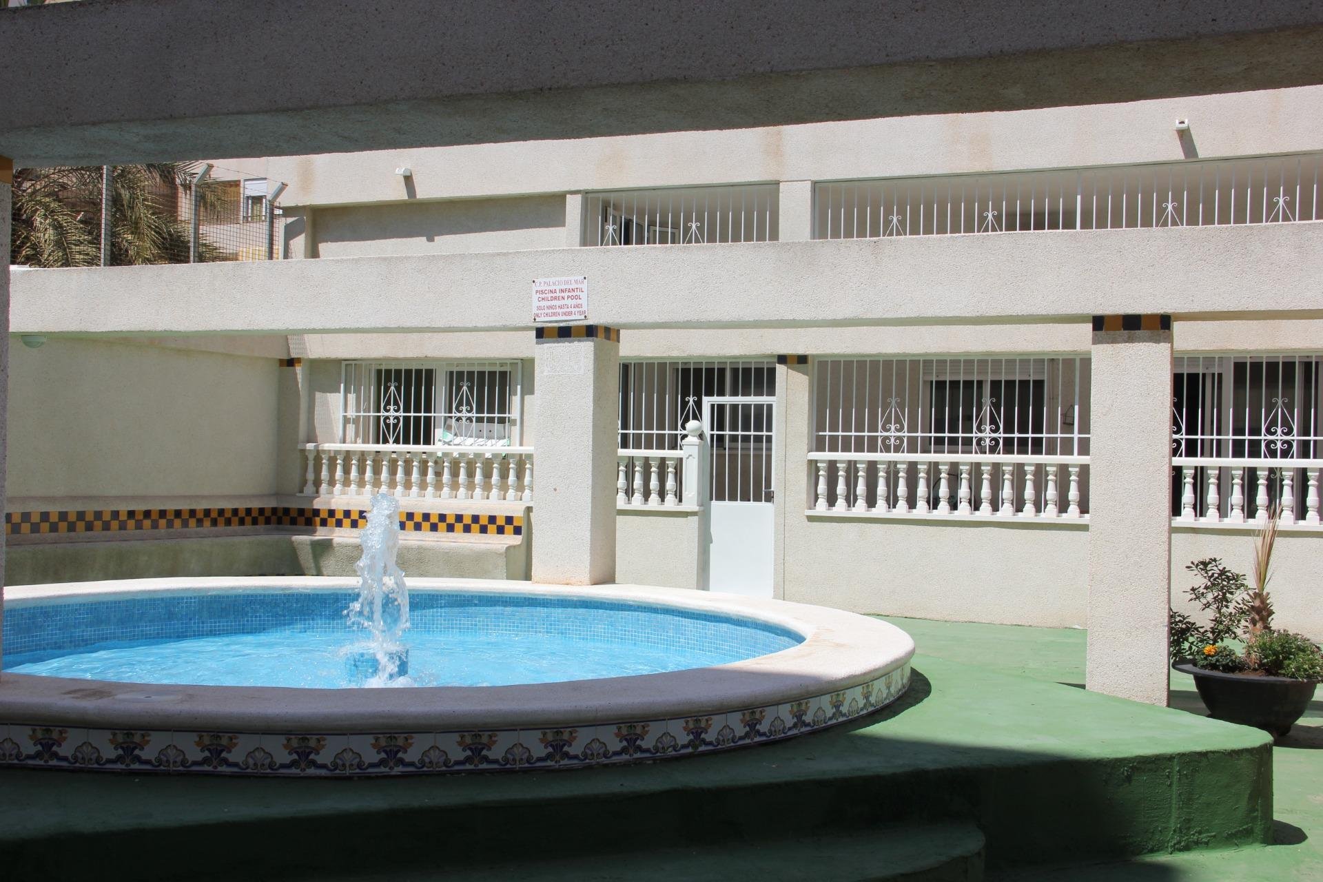 Alquiler a largo plazo - Apartamento / piso -
Torrevieja - Playa de los Locos