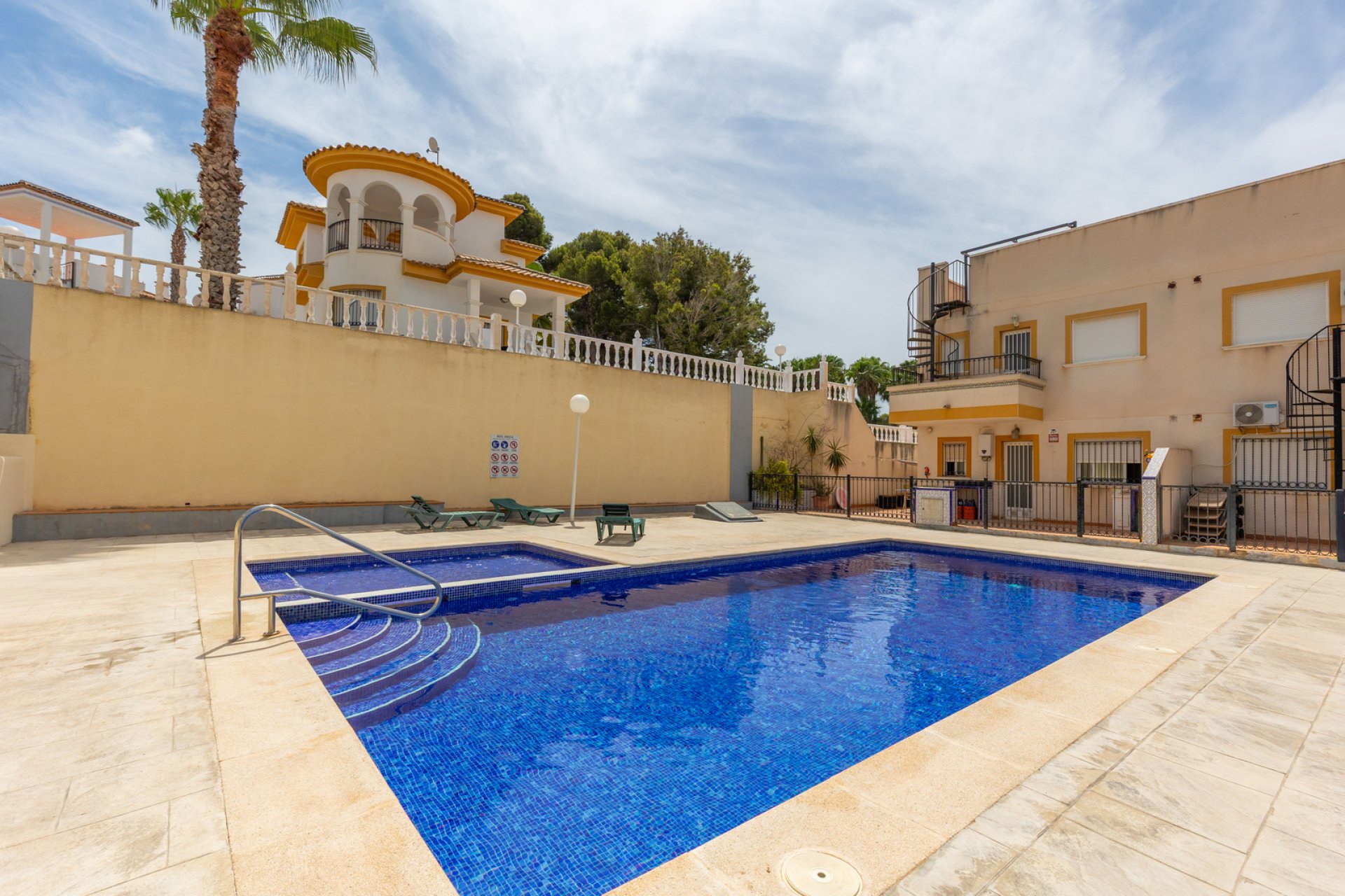 Resale - Apartment / flat -
Orihuela - Villamartin