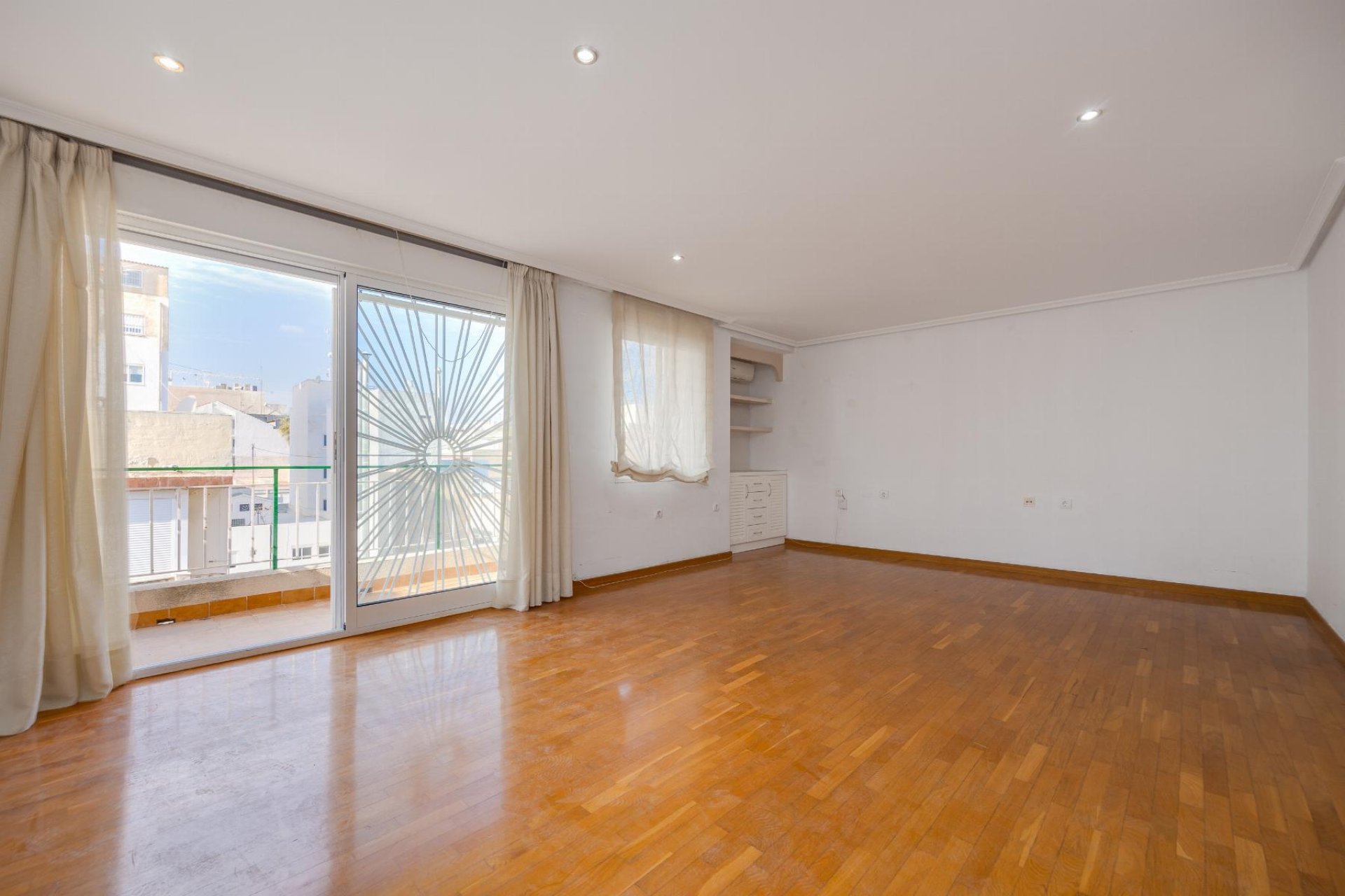 Resale - Apartment / flat -
Torrevieja - Centro