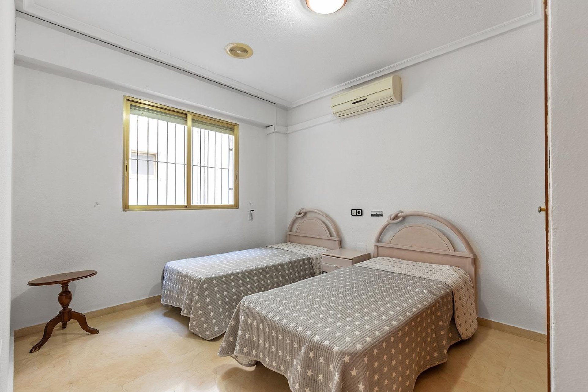 Resale - Apartment / flat -
Torrevieja - Paseo maritimo