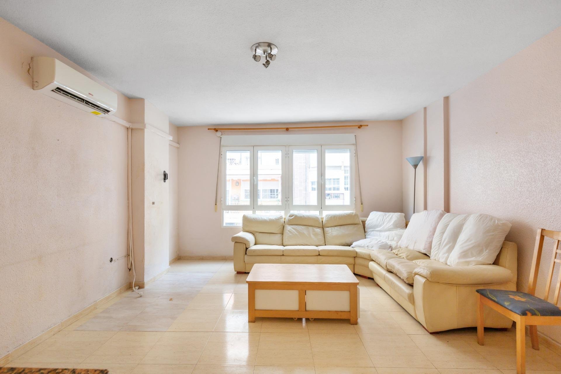 Resale - Apartment / flat -
Torrevieja - Paseo maritimo