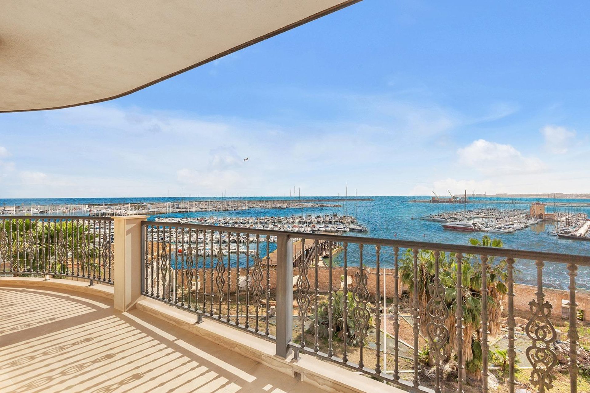 Resale - Apartment / flat -
Torrevieja - Paseo maritimo