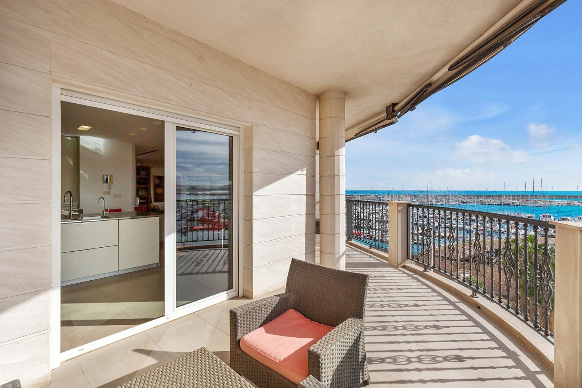 Resale - Apartment / flat -
Torrevieja - Paseo maritimo