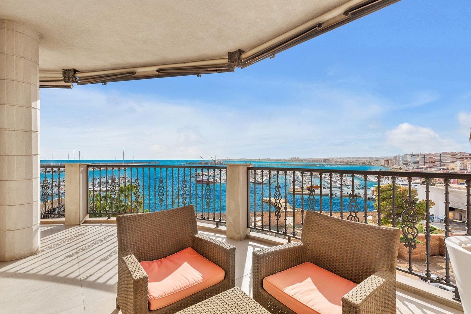 Resale - Apartment / flat -
Torrevieja - Paseo maritimo