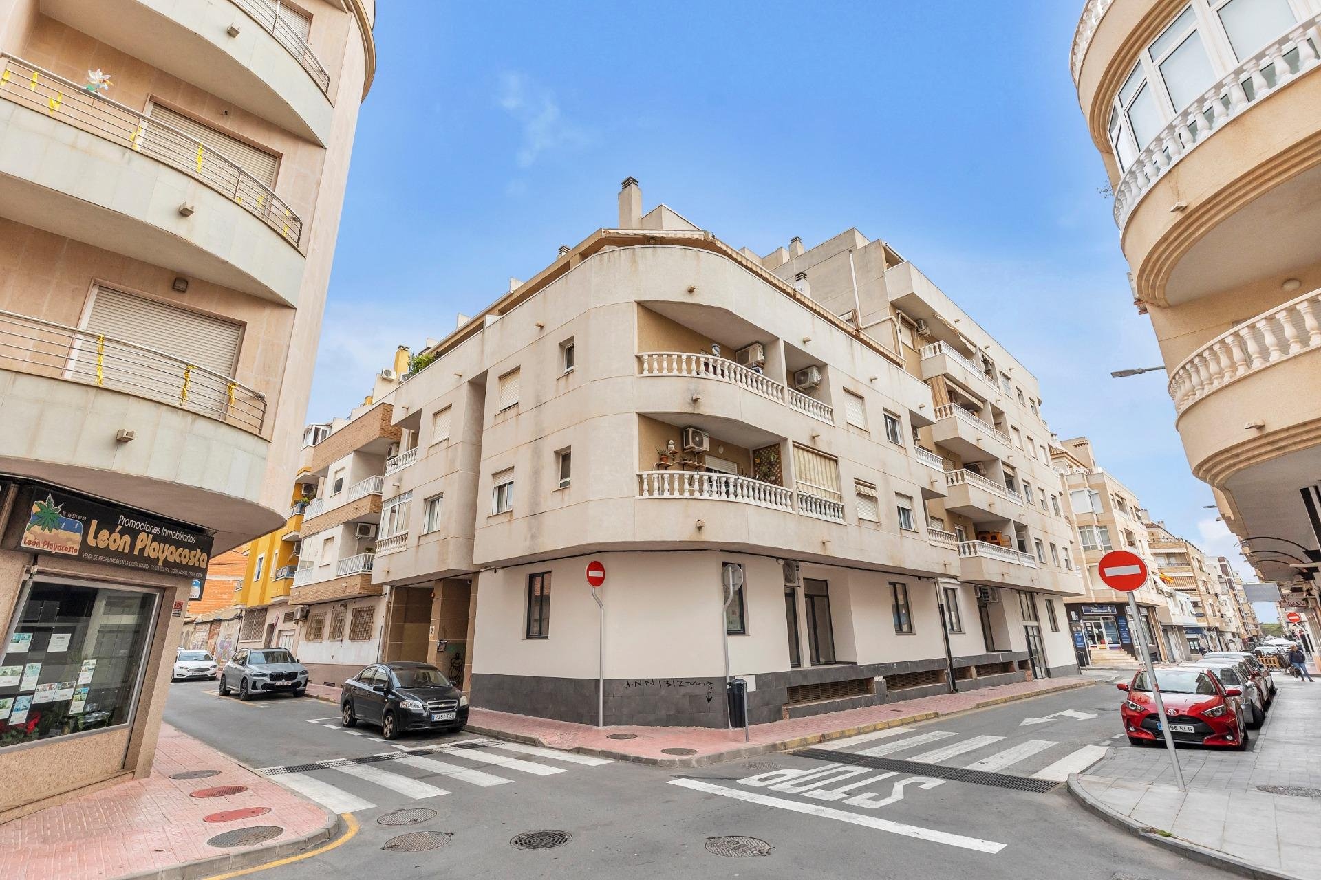 Resale - Apartment / flat -
Torrevieja - Paseo maritimo