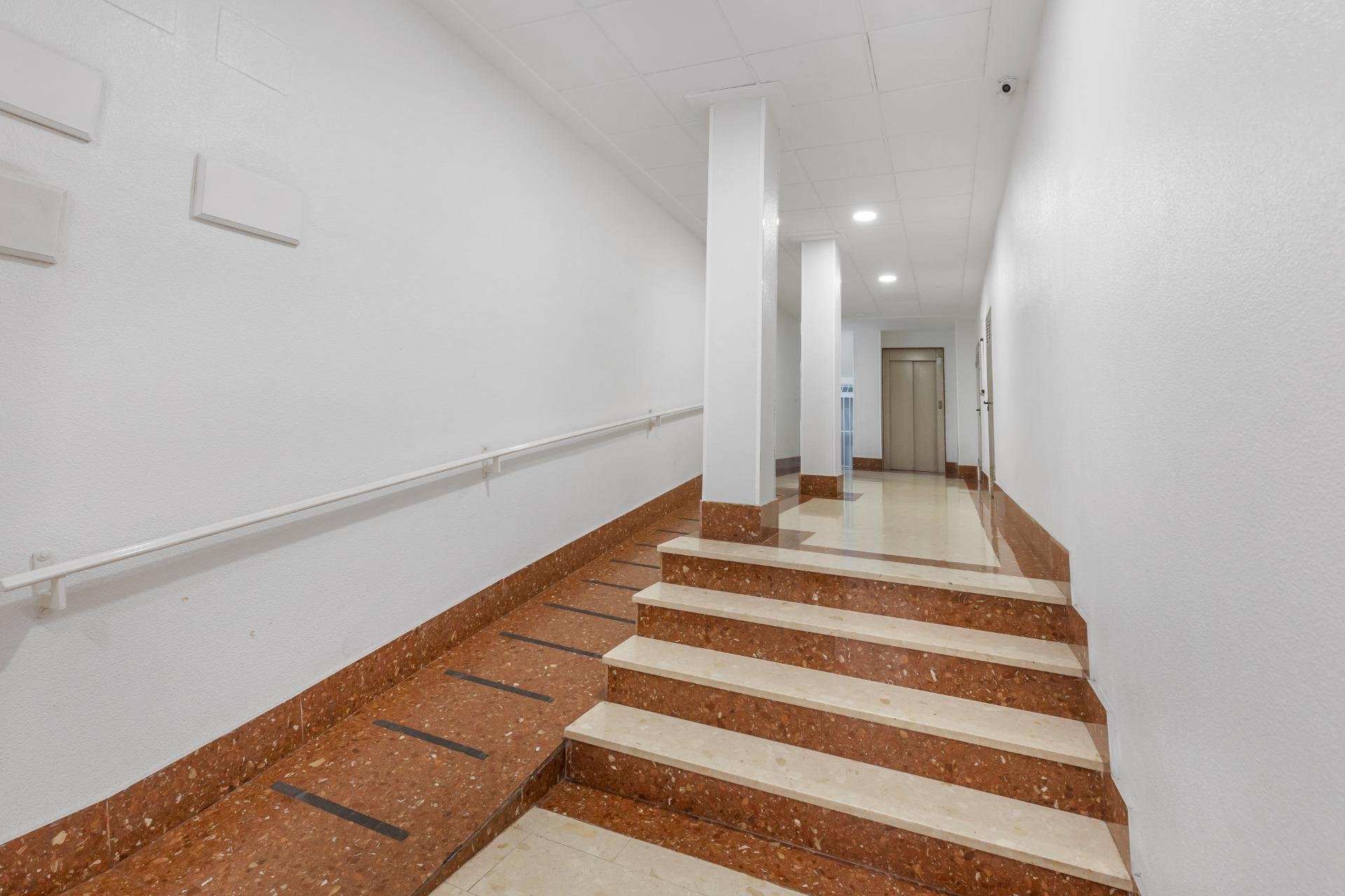 Resale - Apartment / flat -
Torrevieja - Paseo maritimo