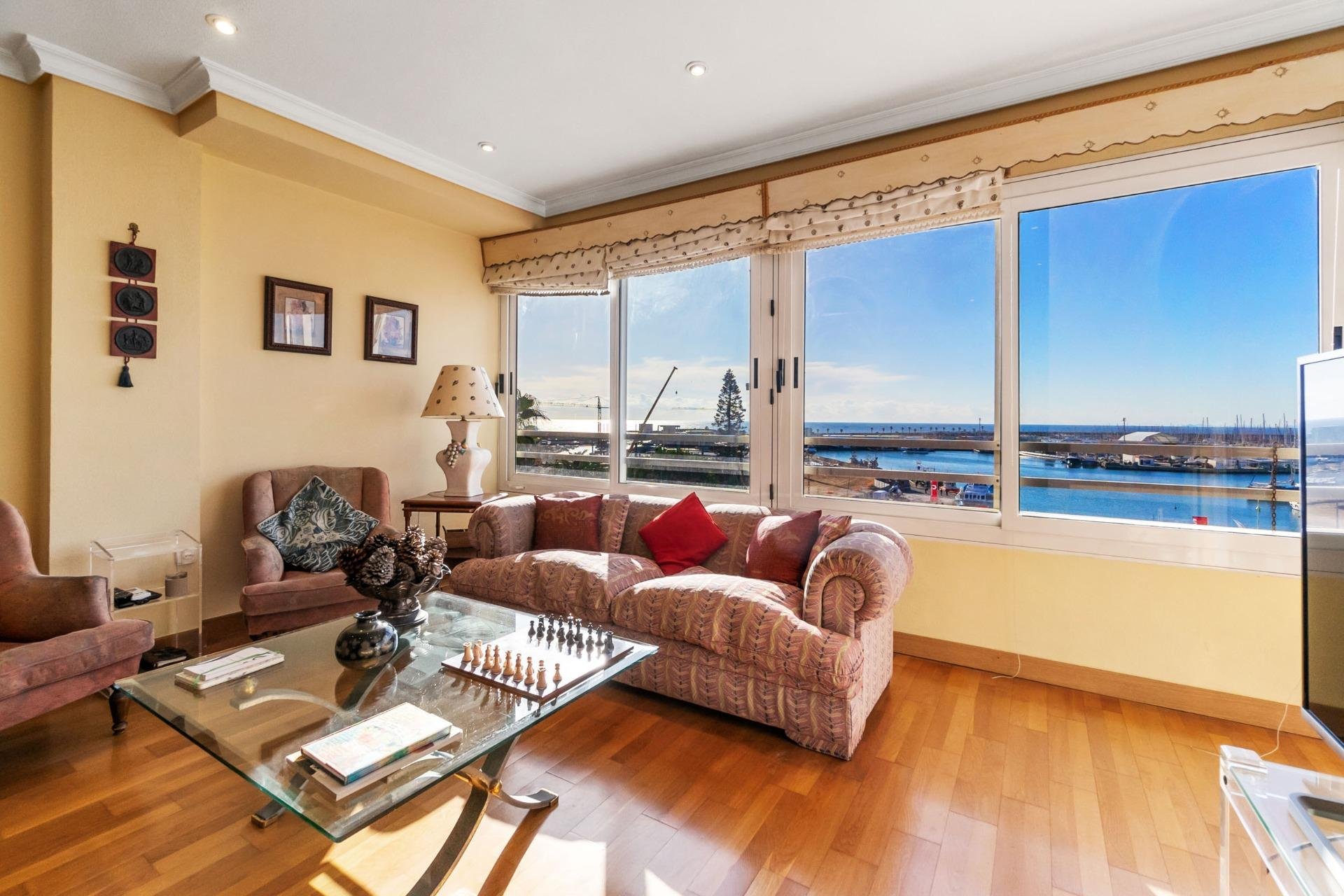 Resale - Apartment / flat -
Torrevieja - Paseo maritimo