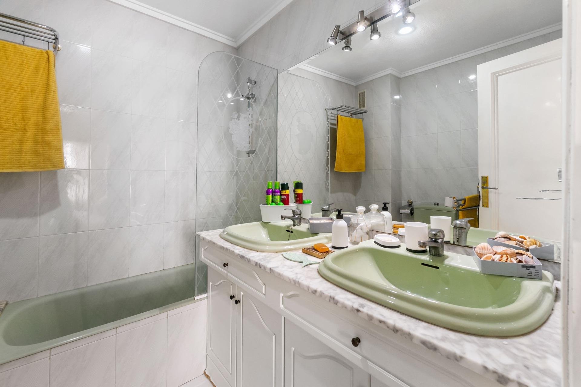 Resale - Apartment / flat -
Torrevieja - Paseo maritimo