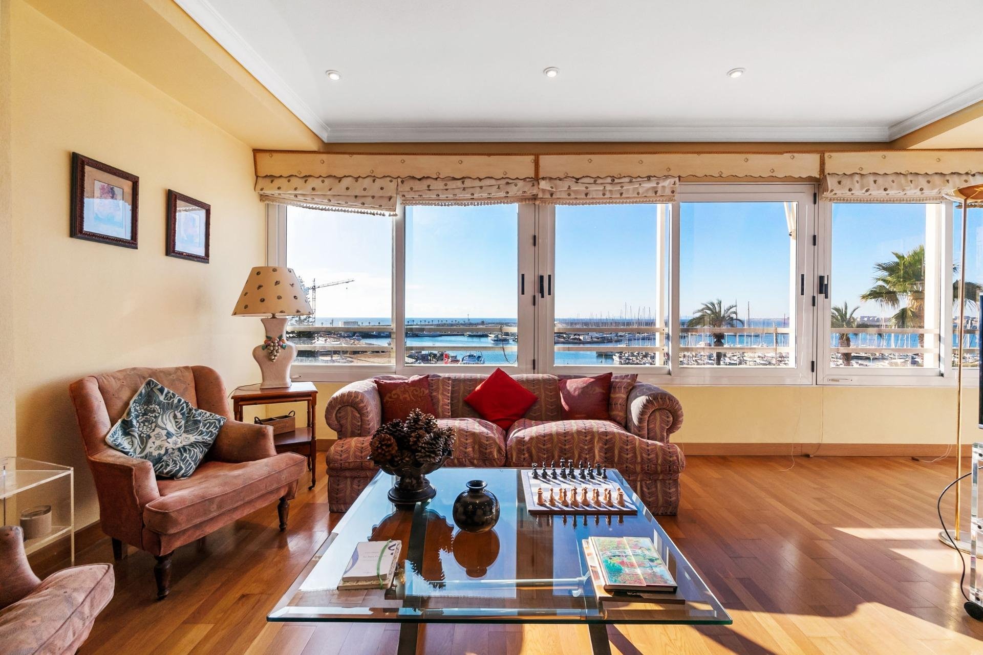 Resale - Apartment / flat -
Torrevieja - Paseo maritimo