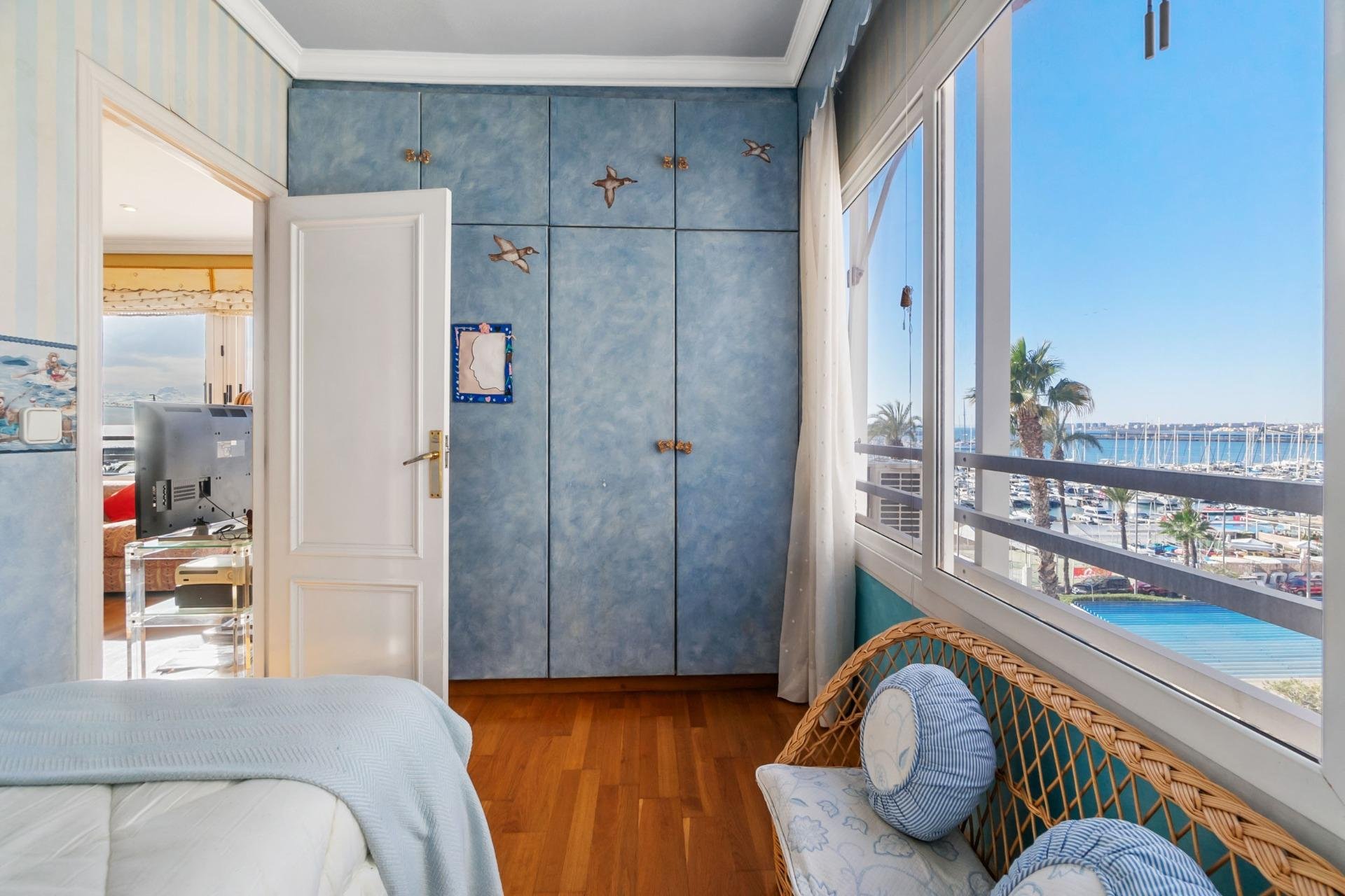Resale - Apartment / flat -
Torrevieja - Paseo maritimo