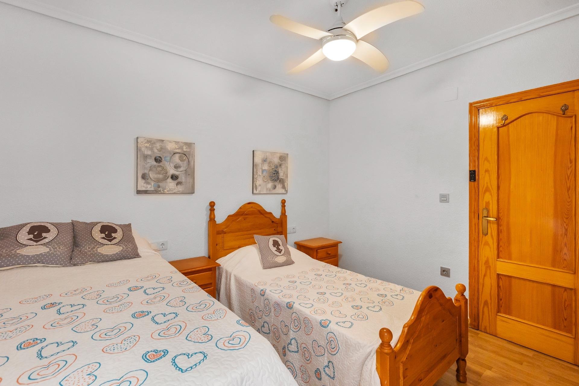 Resale - Apartment / flat -
Torrevieja - Paseo maritimo