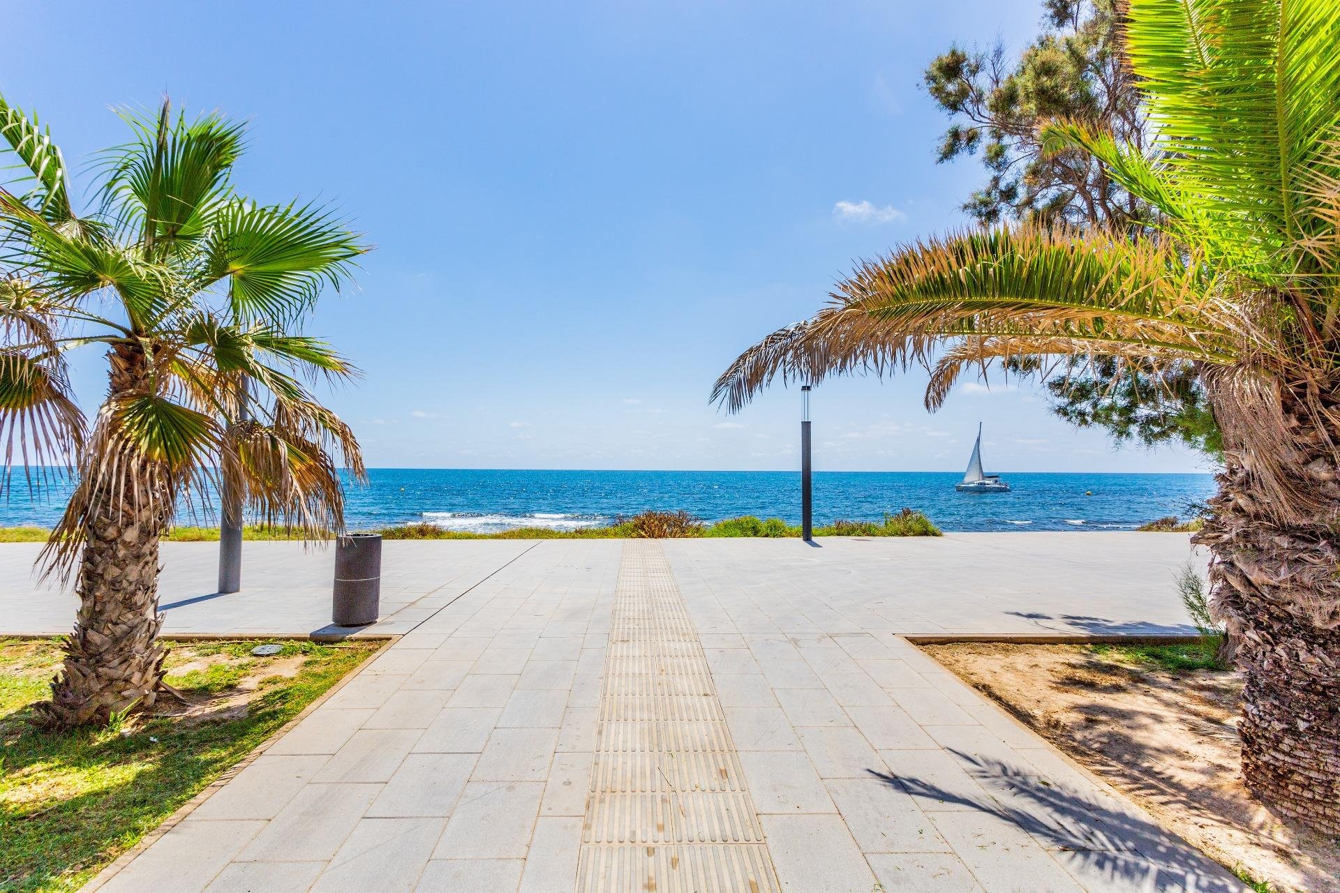 Resale - Apartment / flat -
Torrevieja - Playa del Cura