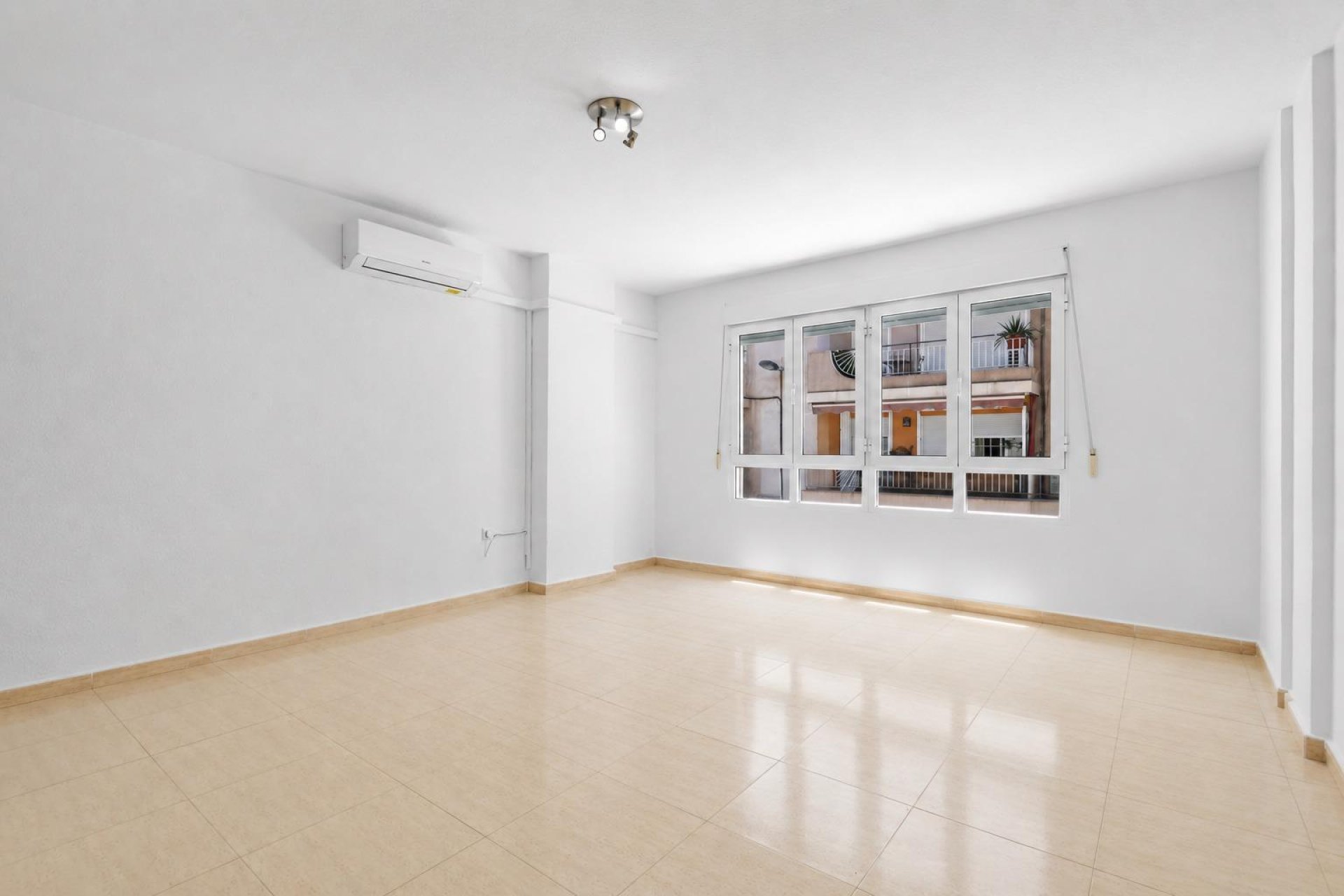 Resale - Apartment / flat -
Torrevieja - Puerto Deportivo