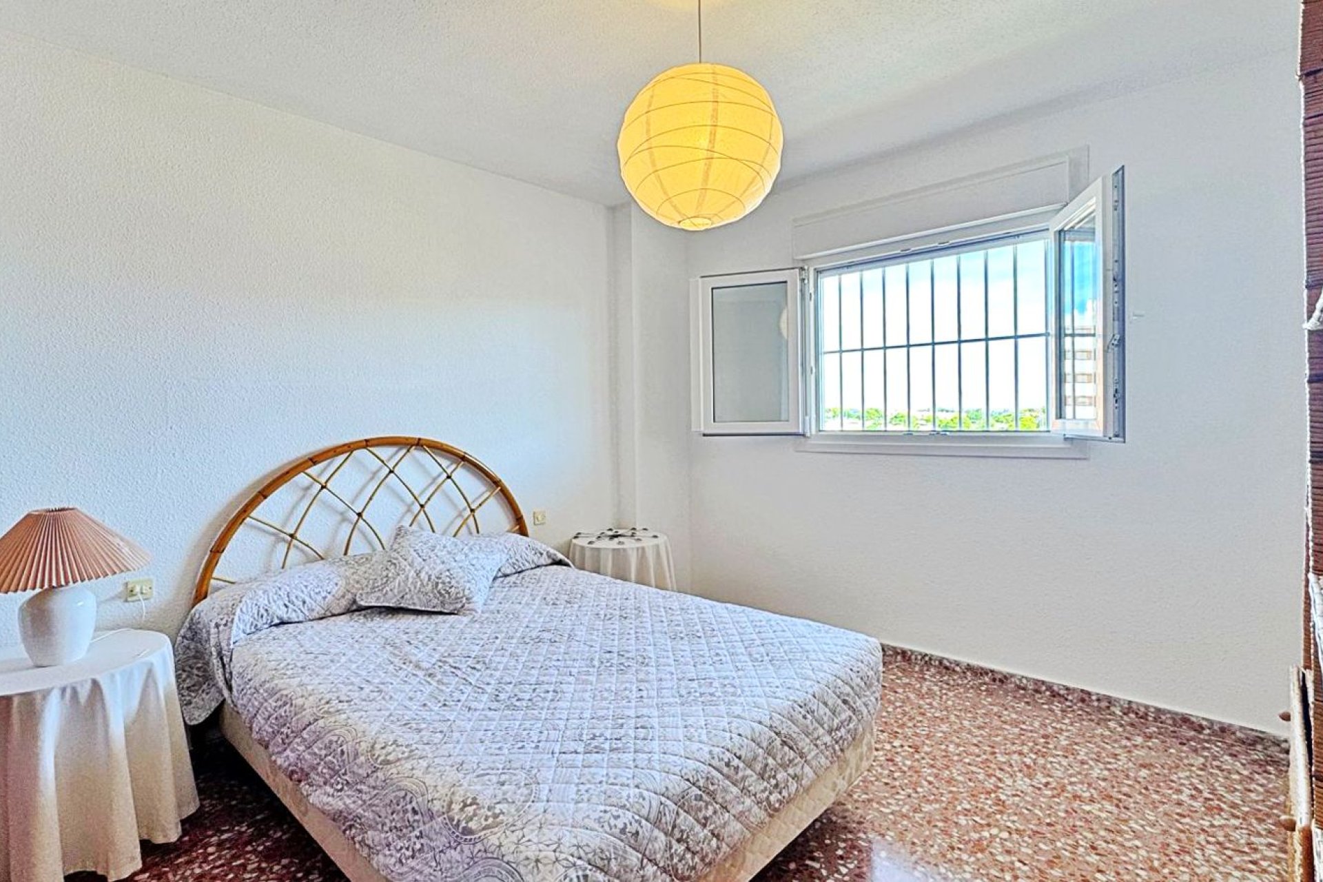 Resale - Apartment / flat -
Torrevieja - Punta prima