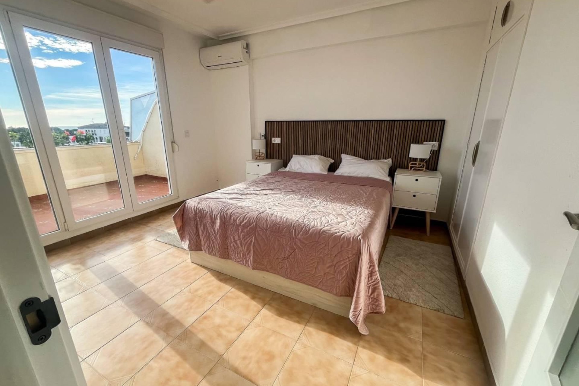Resale - Apartment / flat -
Torrevieja - Punta prima