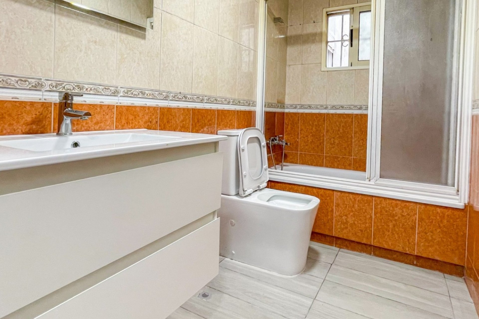 Resale - Apartment / flat -
Torrevieja - Torrevieja - Centre