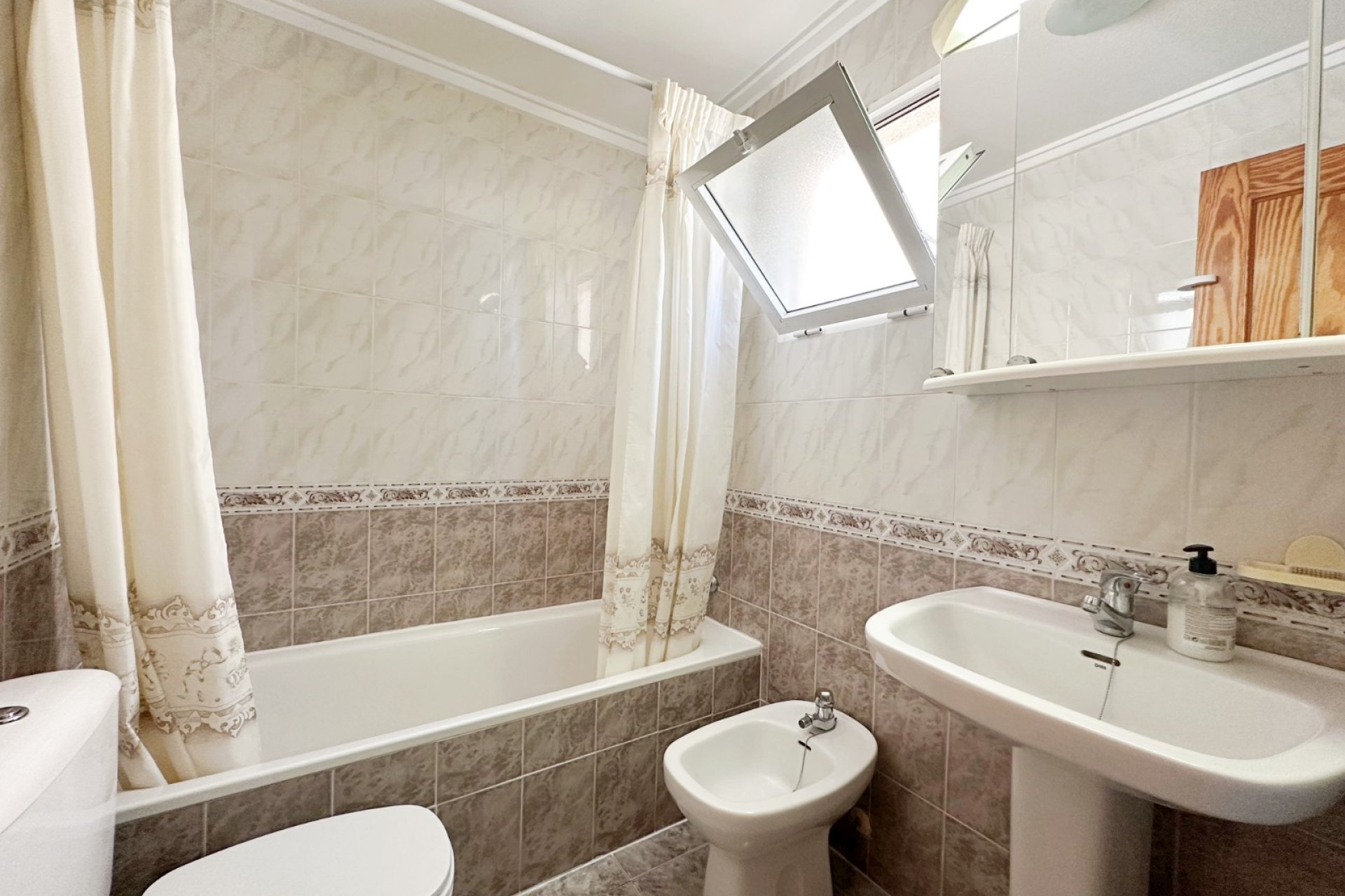 Resale - Apartment / flat -
Torrevieja - Torrevieja - Centre