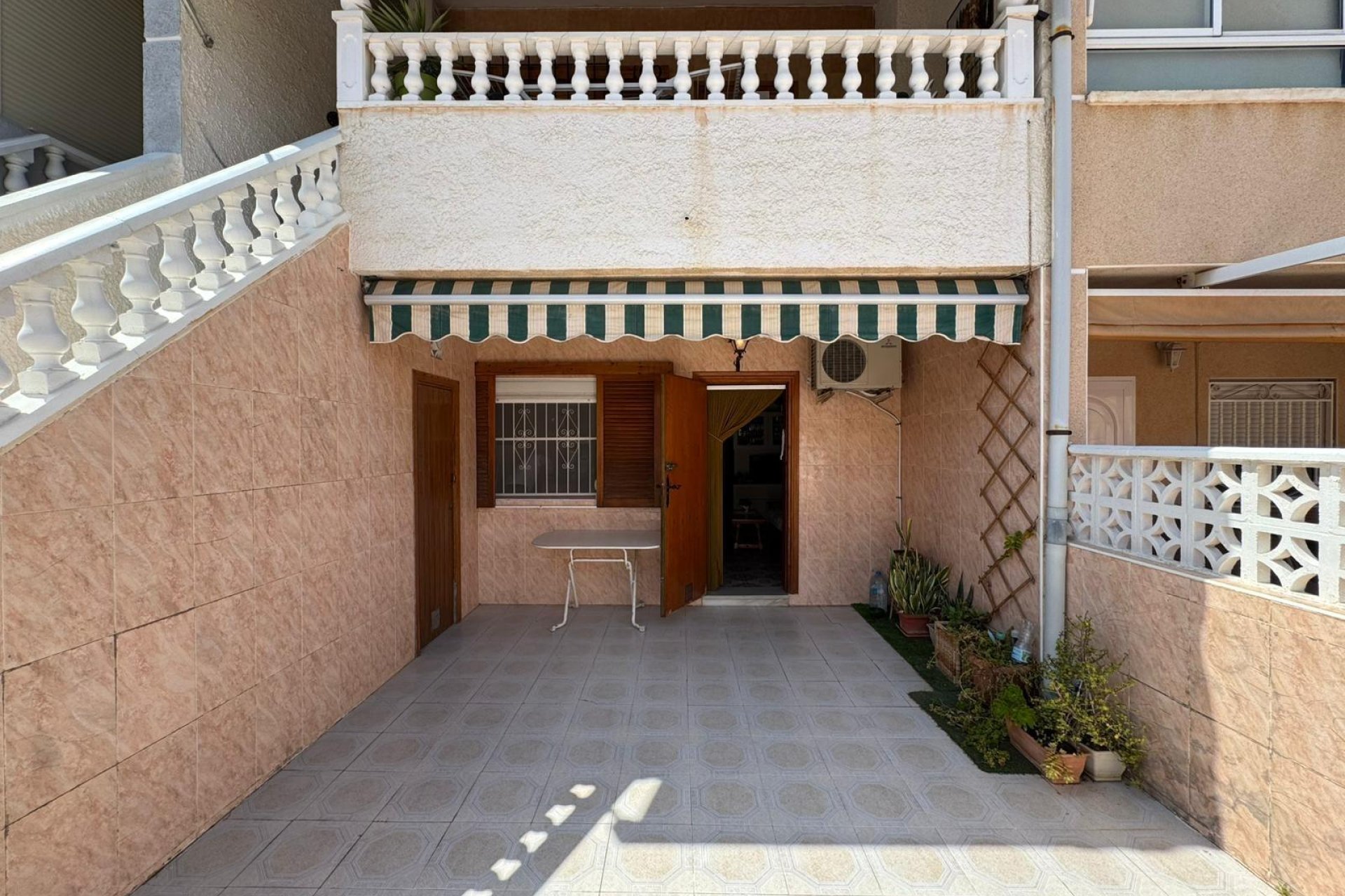 Resale - Bungalow -
Torrevieja - Playa de los Naufragos
