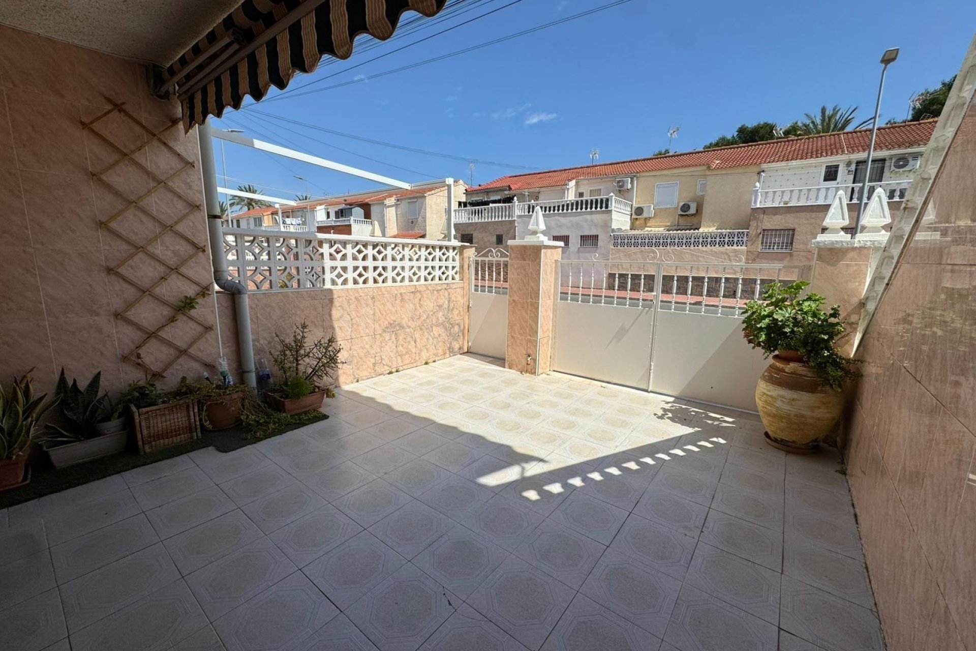 Resale - Bungalow -
Torrevieja - Playa de los Naufragos