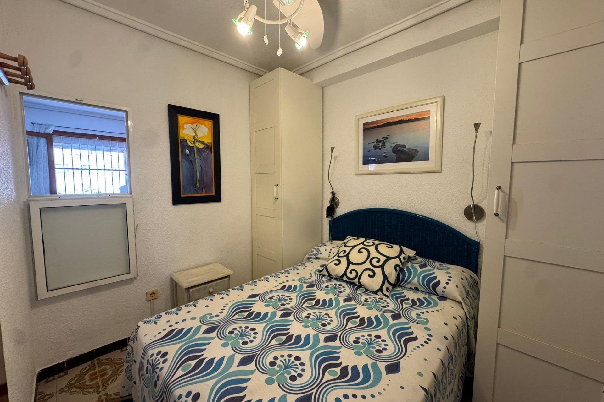Resale - Bungalow -
Torrevieja - Playa de los Naufragos