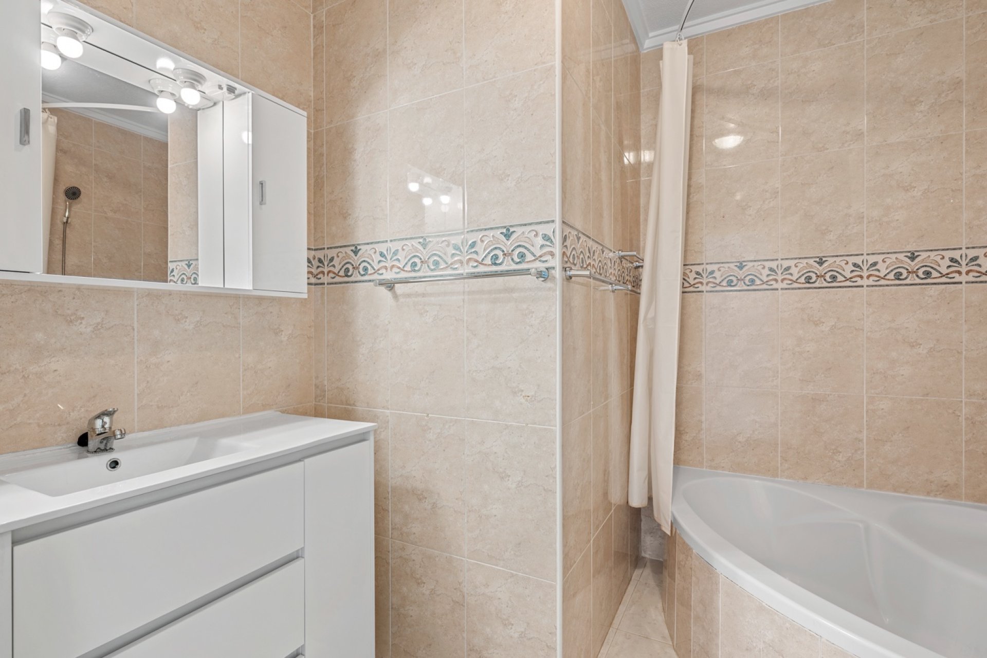 Resale - Townhouse -
Ciudad Quesada - Doña Pepa