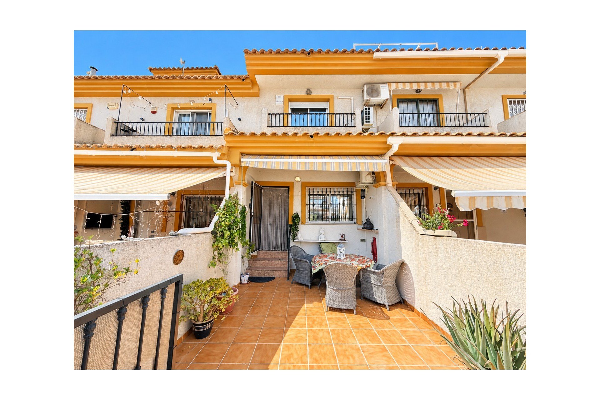 Resale - Townhouse -
Daya Nueva - Daya Nueva - Town