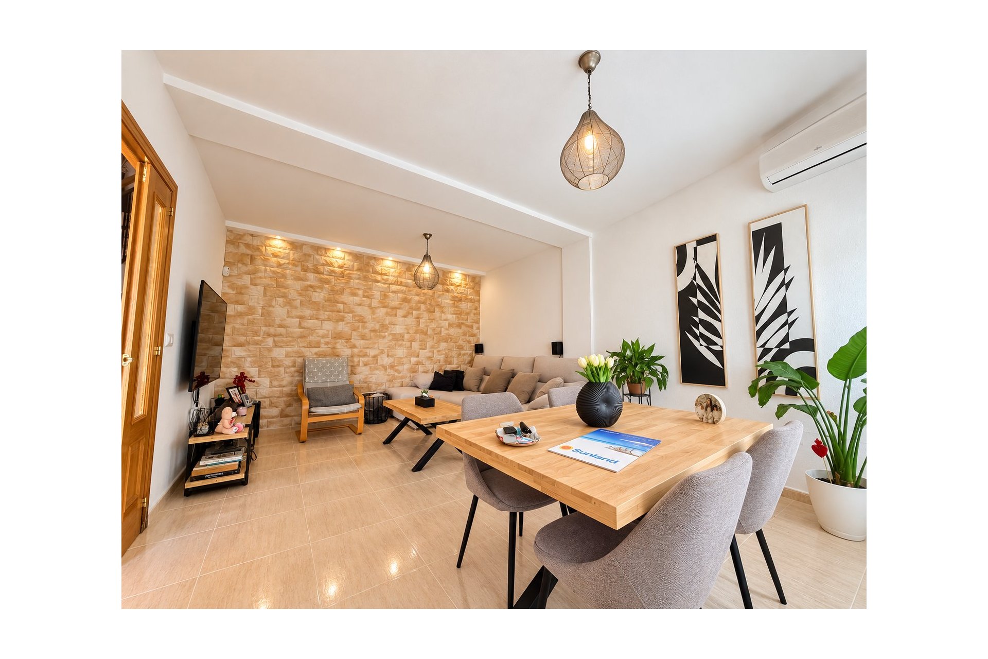 Resale - Townhouse -
Daya Nueva - Daya Nueva - Town