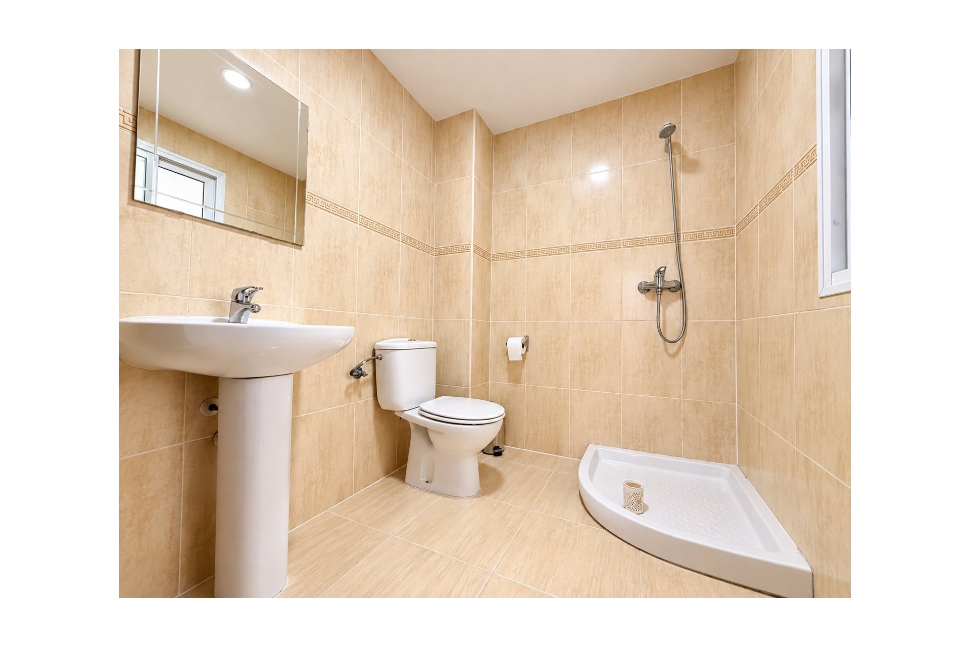 Resale - Townhouse -
Daya Nueva - Daya Nueva - Town
