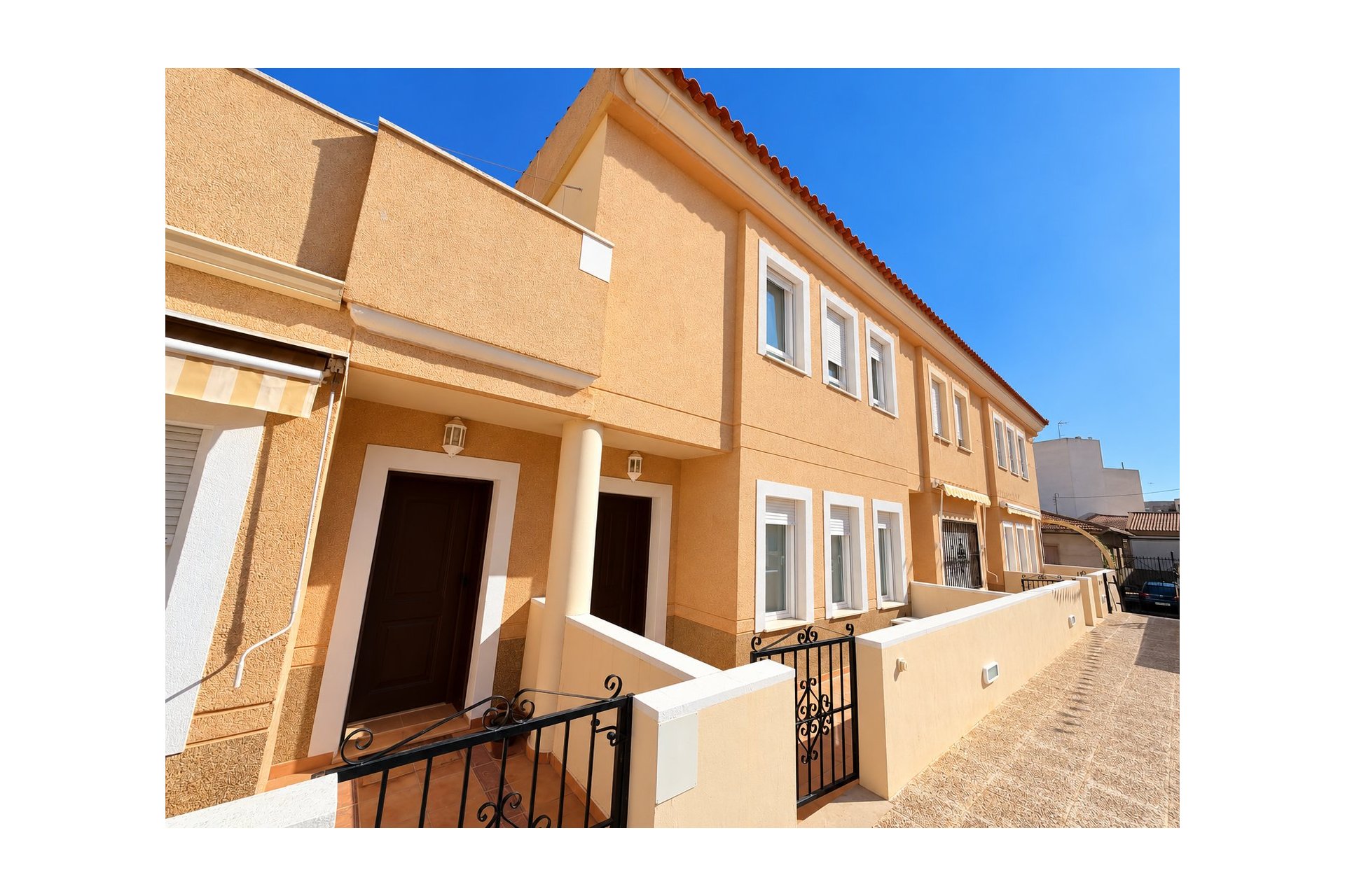 Resale - Townhouse -
Daya Nueva - Daya Nueva - Town