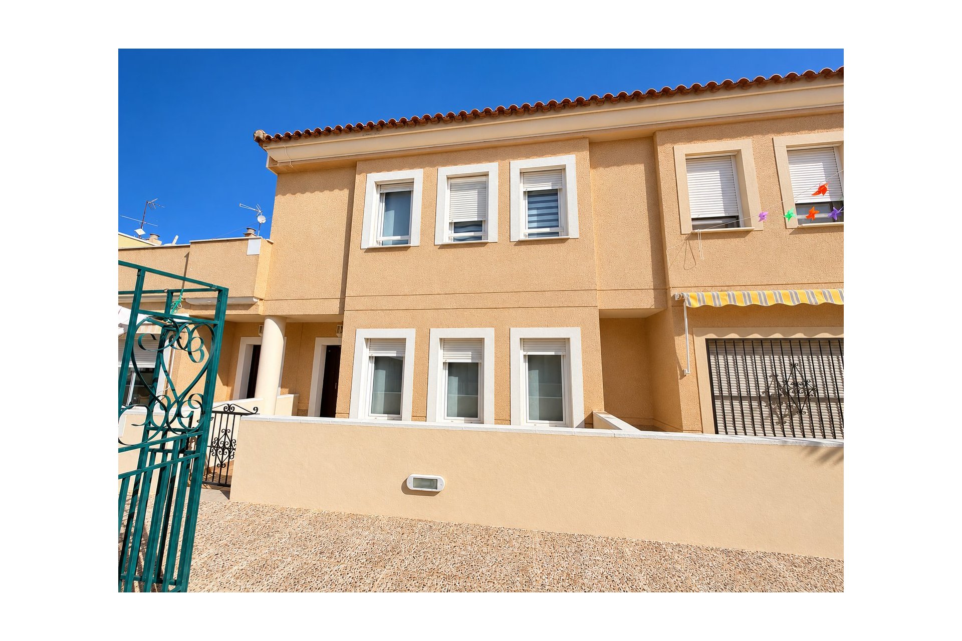 Resale - Townhouse -
Daya Nueva - Daya Nueva - Town