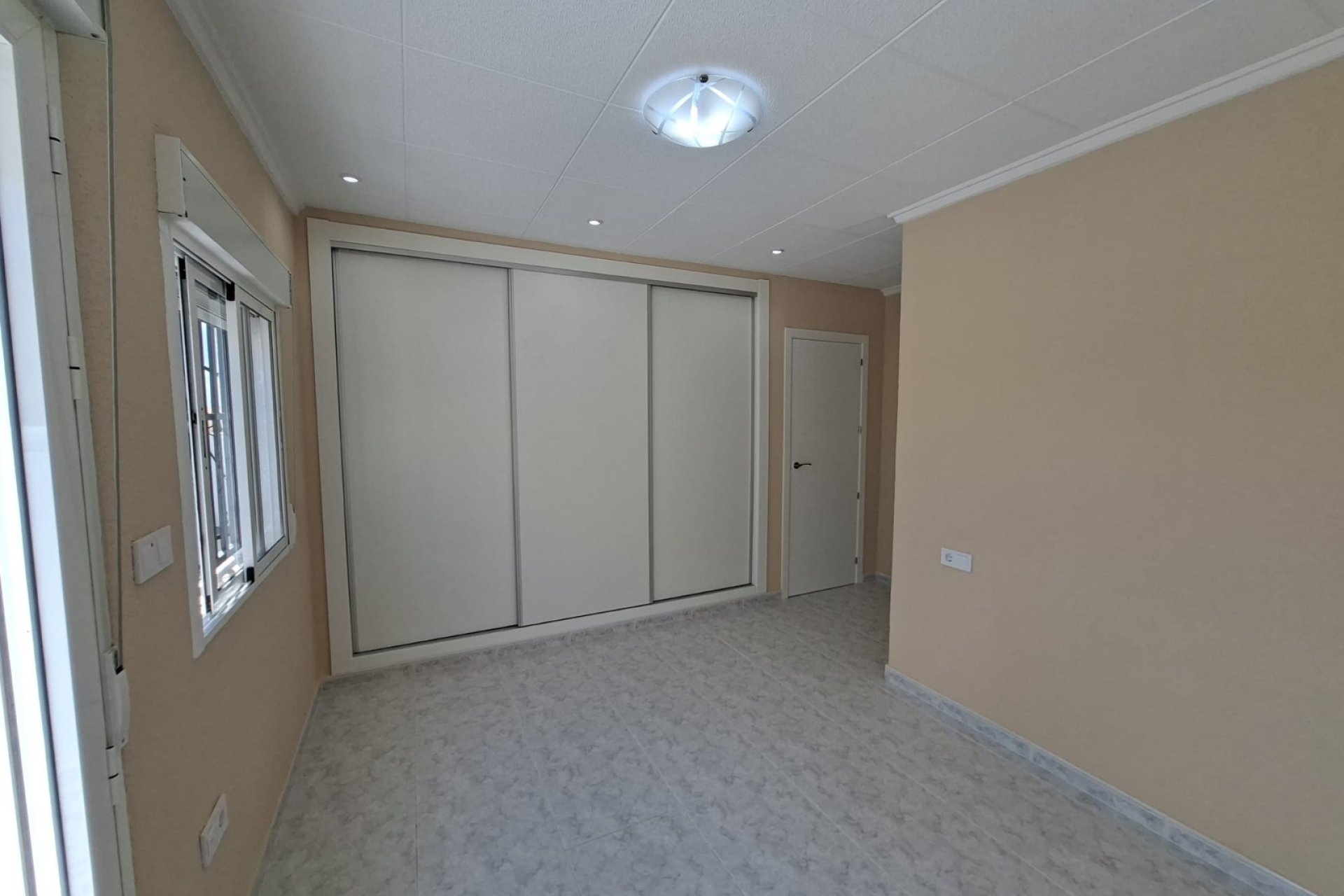 Resale - Townhouse -
La Marina - La Marina - Urbanization