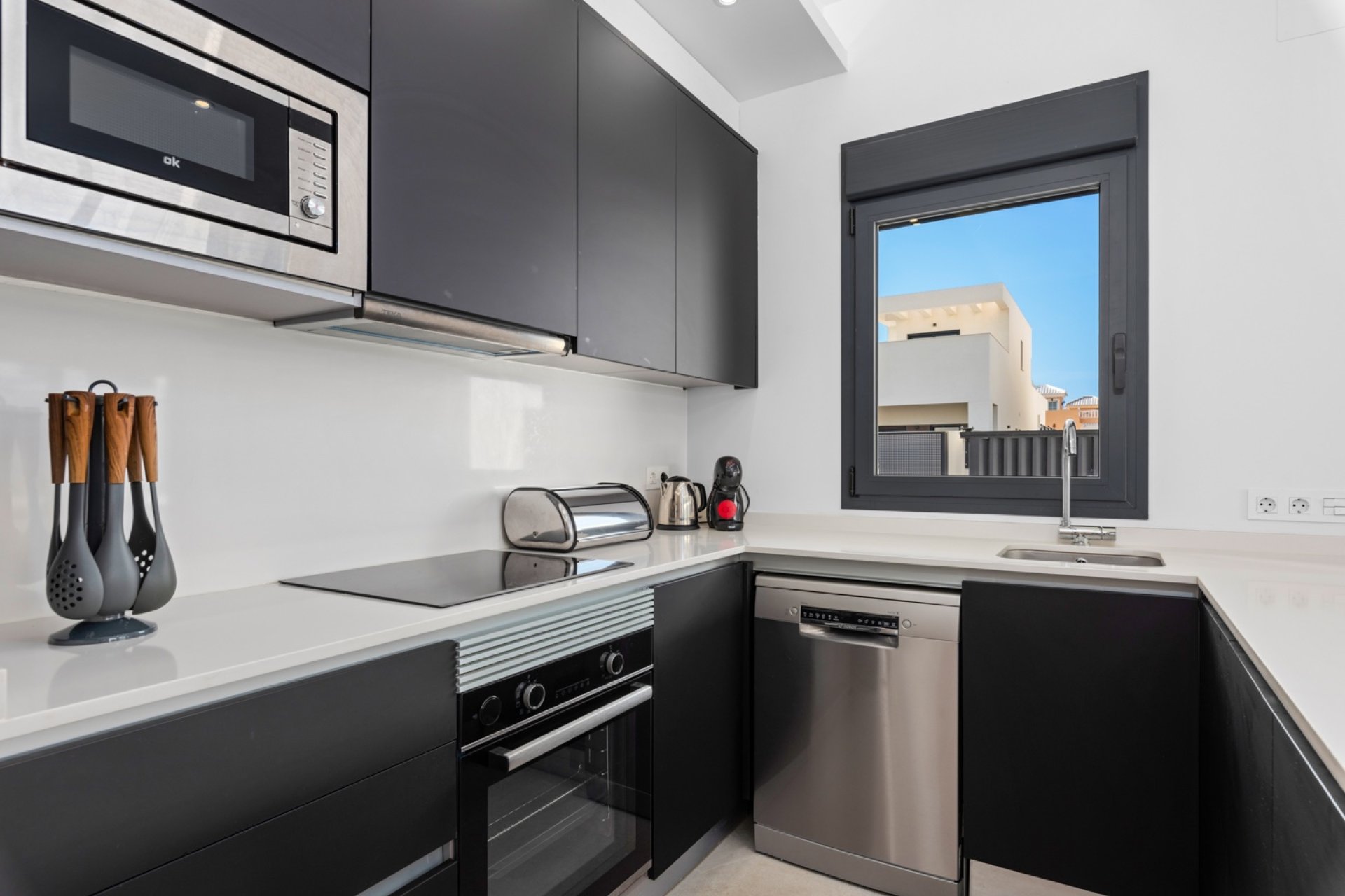 Resale - Townhouse -
La Marina - La Marina - Urbanization