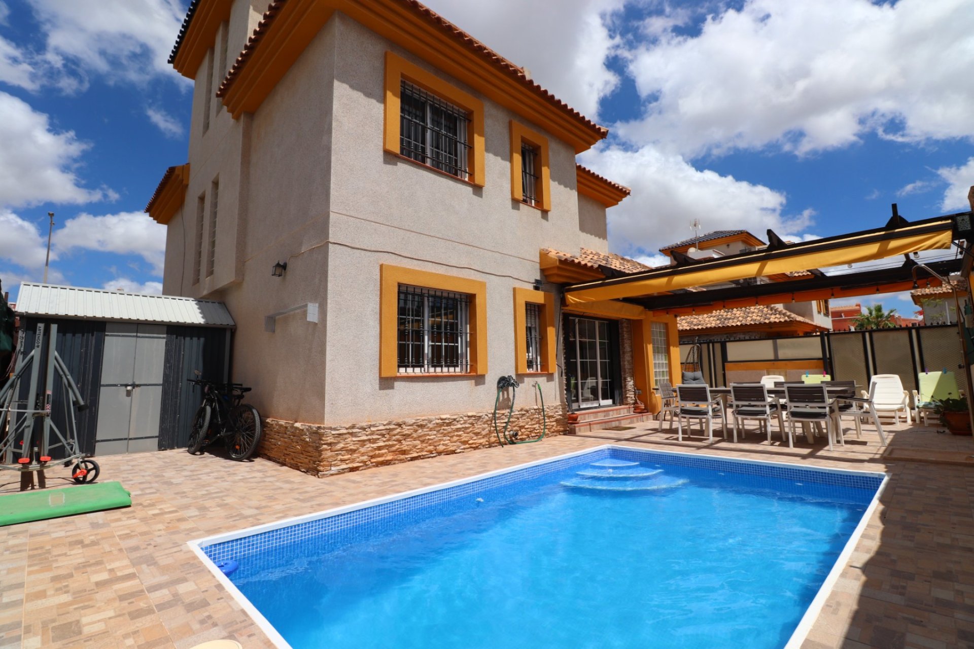 Resale - Townhouse -
Los Montesinos - La Herrada