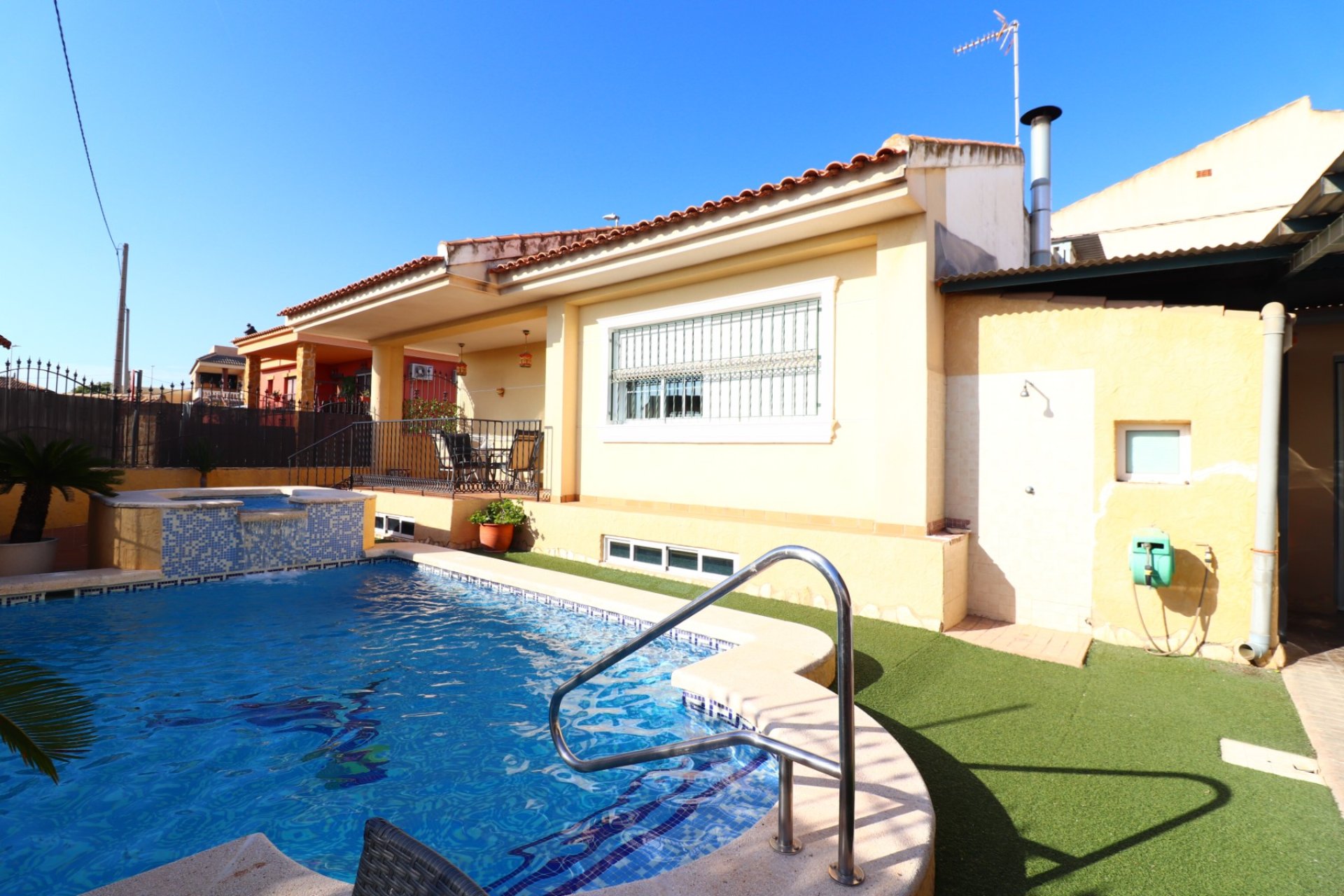 Resale - Villa -
Almoradi - El Saladar