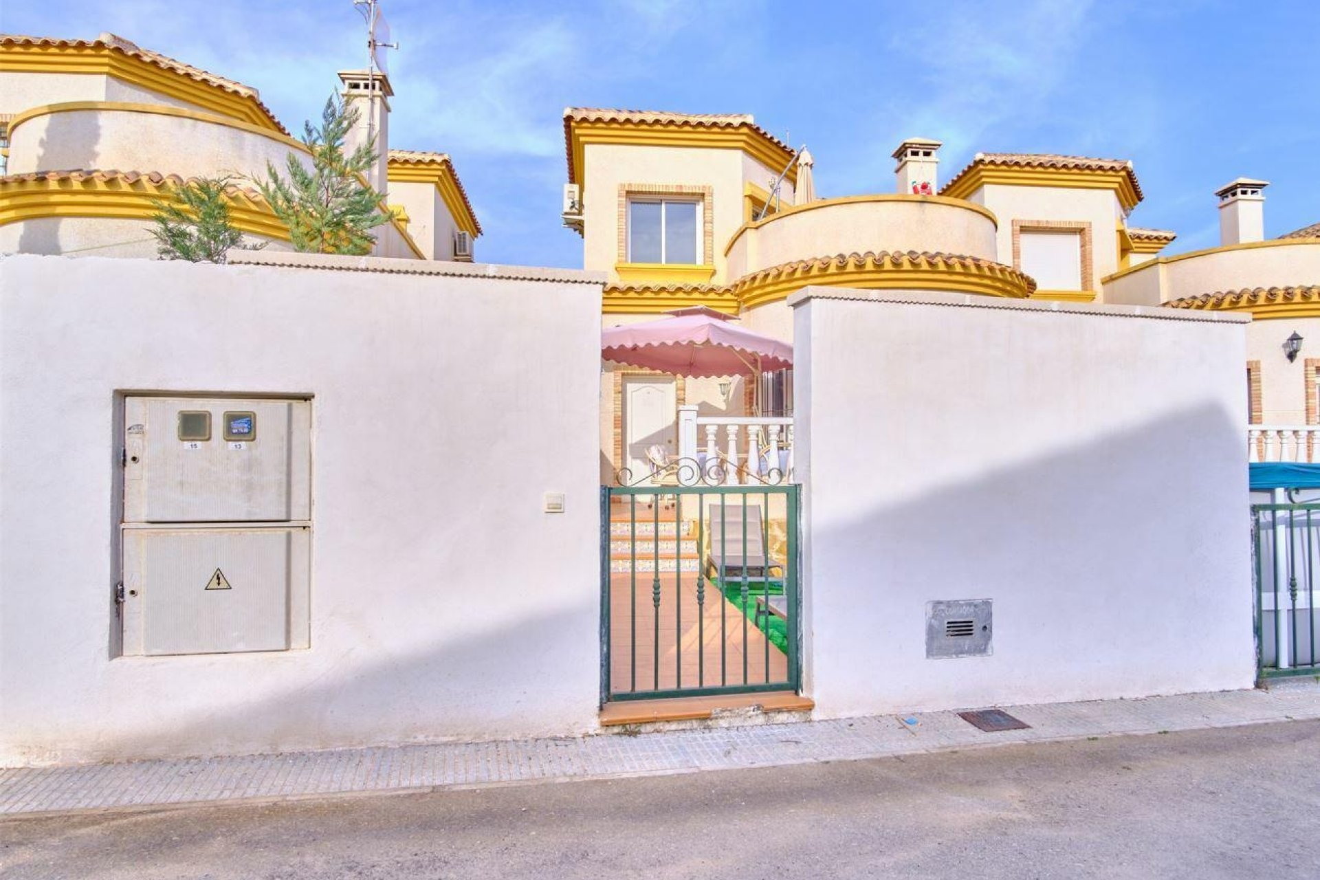 Resale - Villa -
Los Montesinos - La Herrada