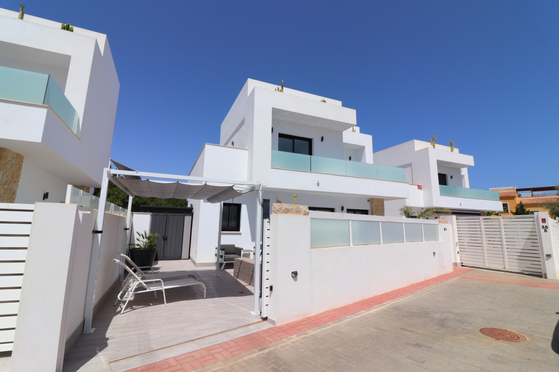 Resale - Villa -
Los Montesinos - La Herrada