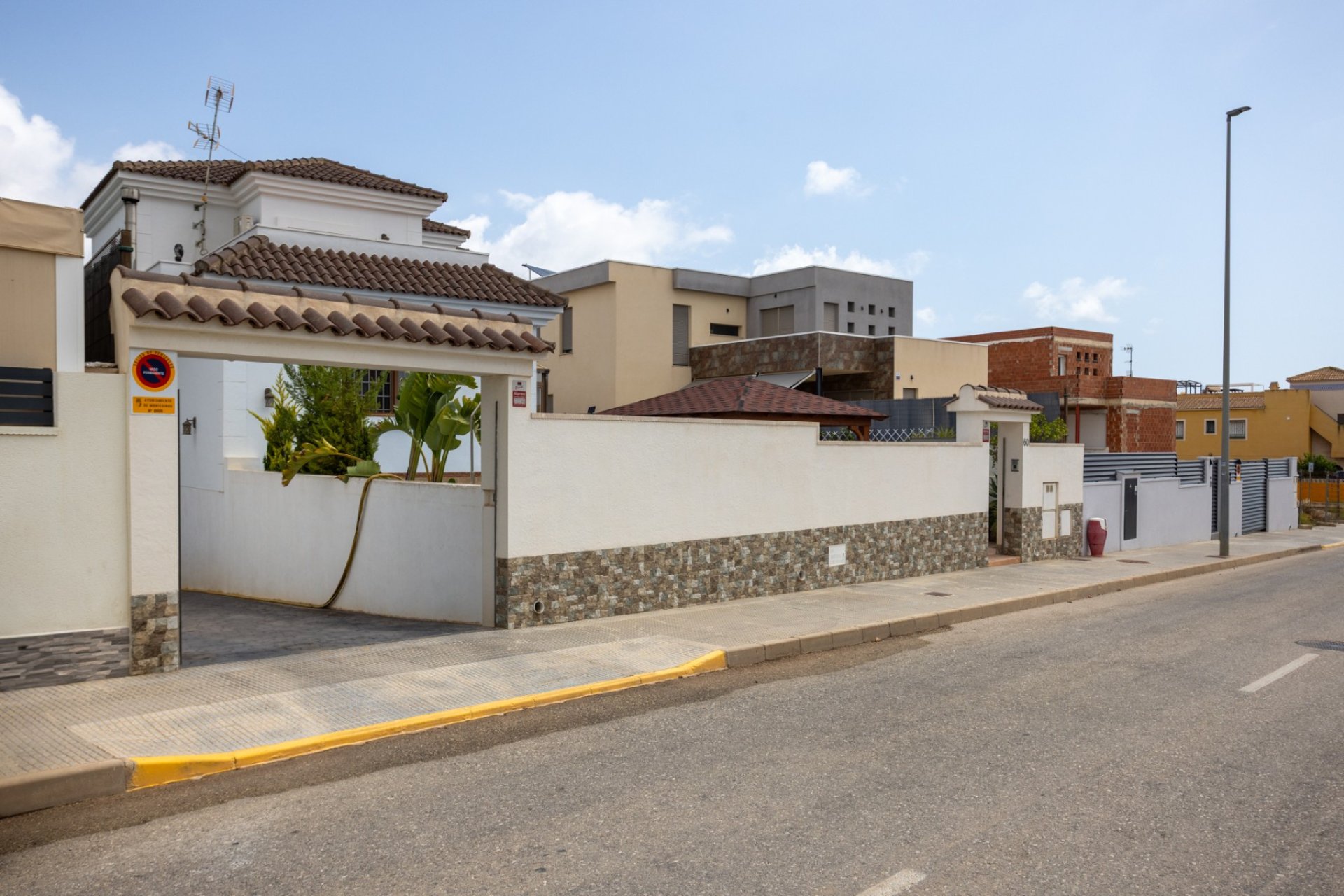 Resale - Villa -
Los Montesinos - La Herrada