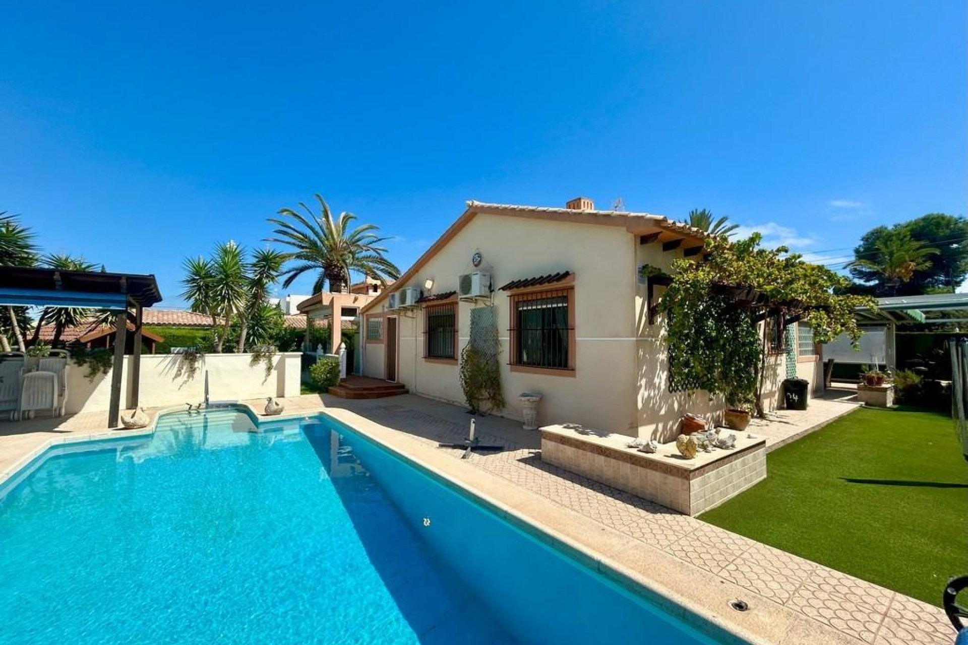 Resale - Villa -
Orihuela Costa - Aguamarina