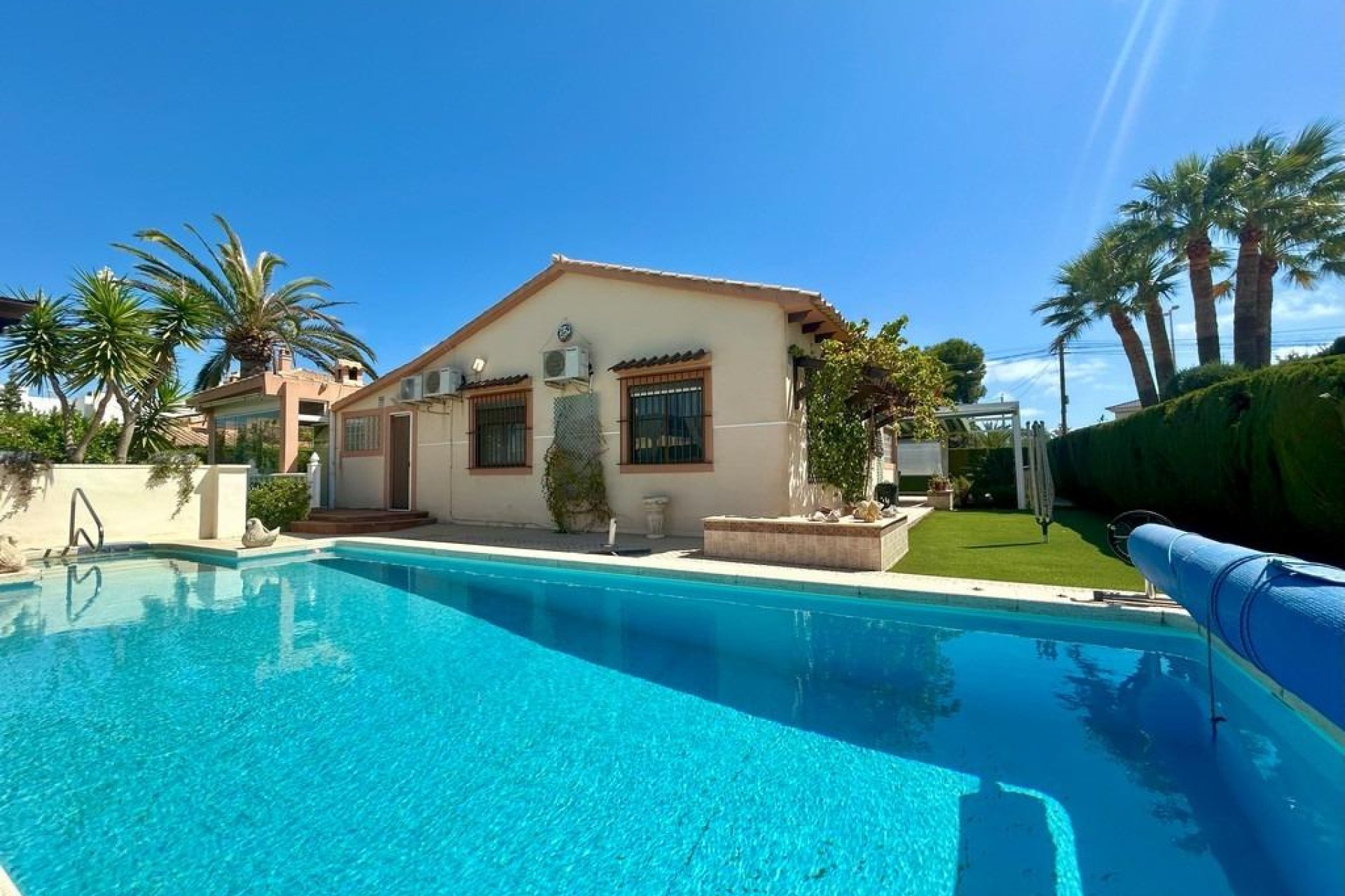 Resale - Villa -
Orihuela Costa - Aguamarina