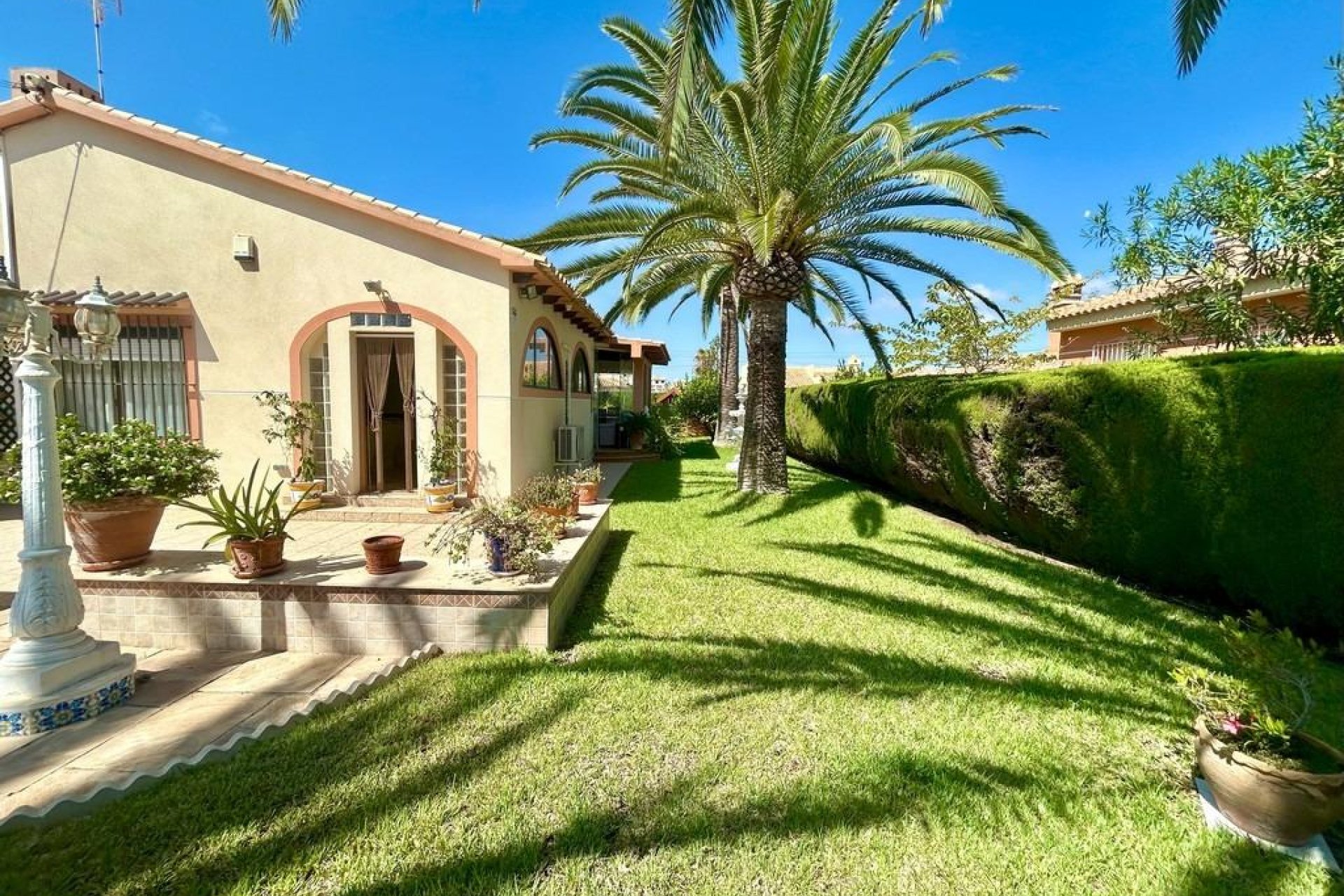 Resale - Villa -
Orihuela Costa - Aguamarina