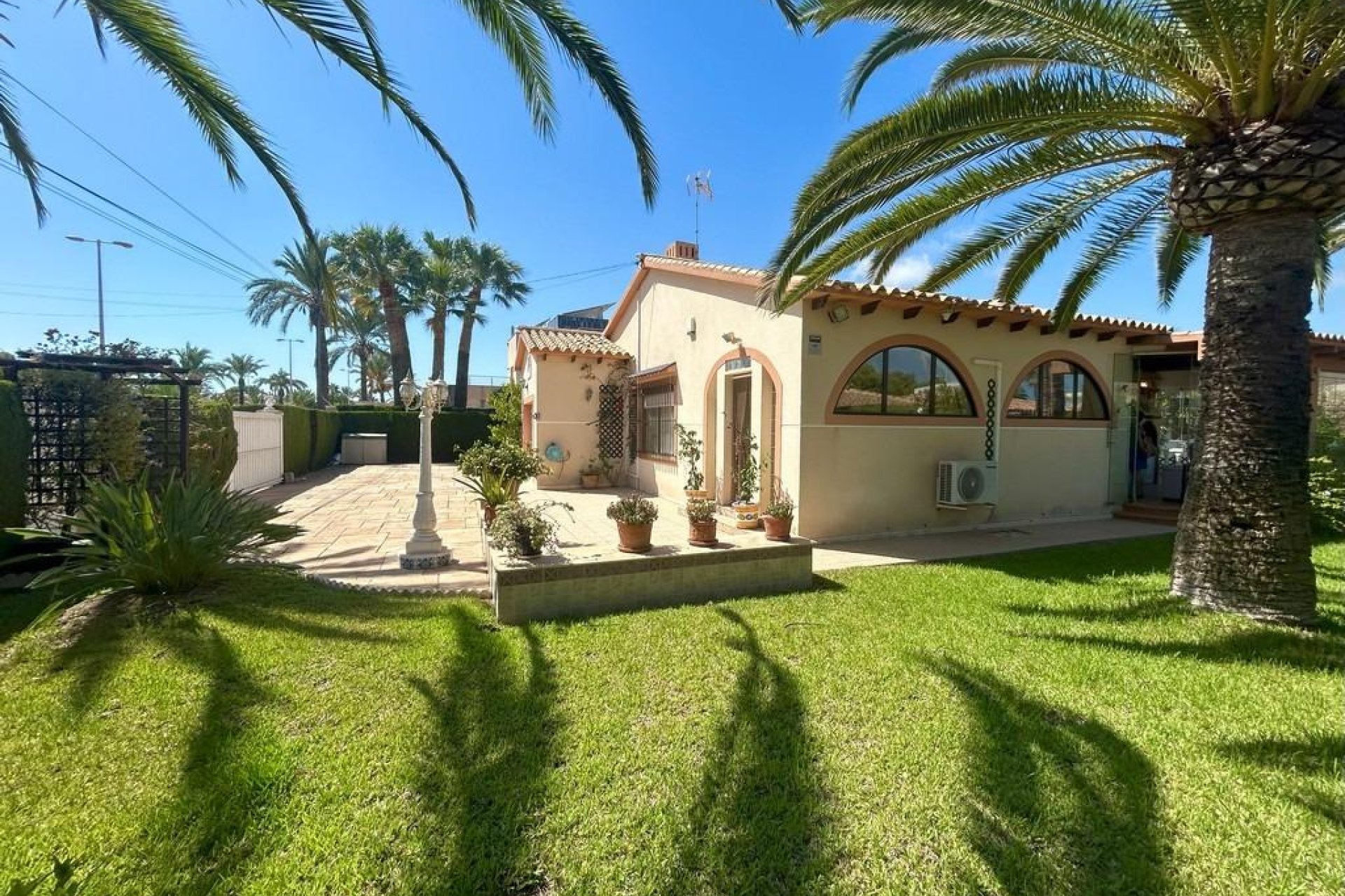 Resale - Villa -
Orihuela Costa - Aguamarina
