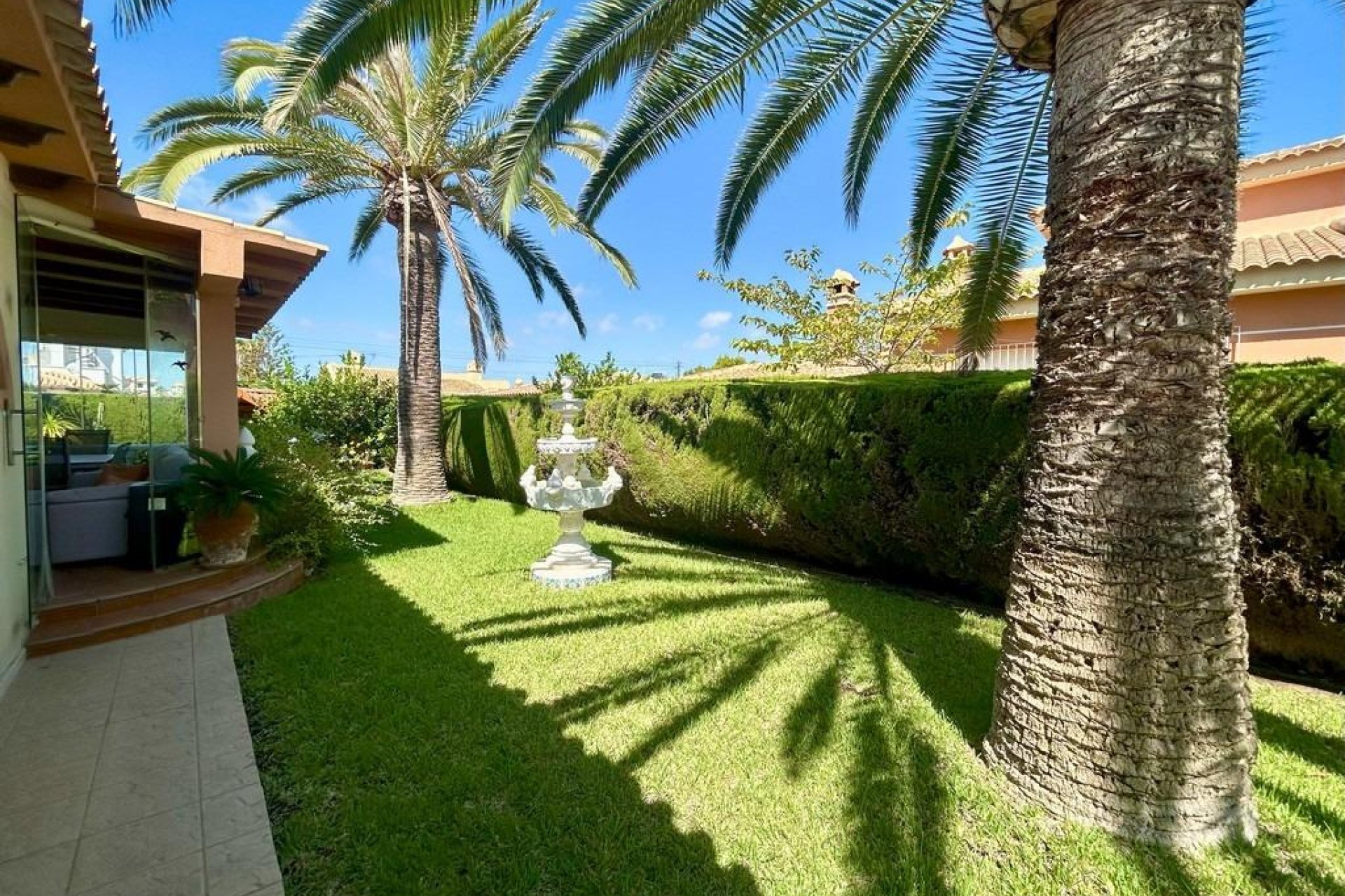 Resale - Villa -
Orihuela Costa - Aguamarina