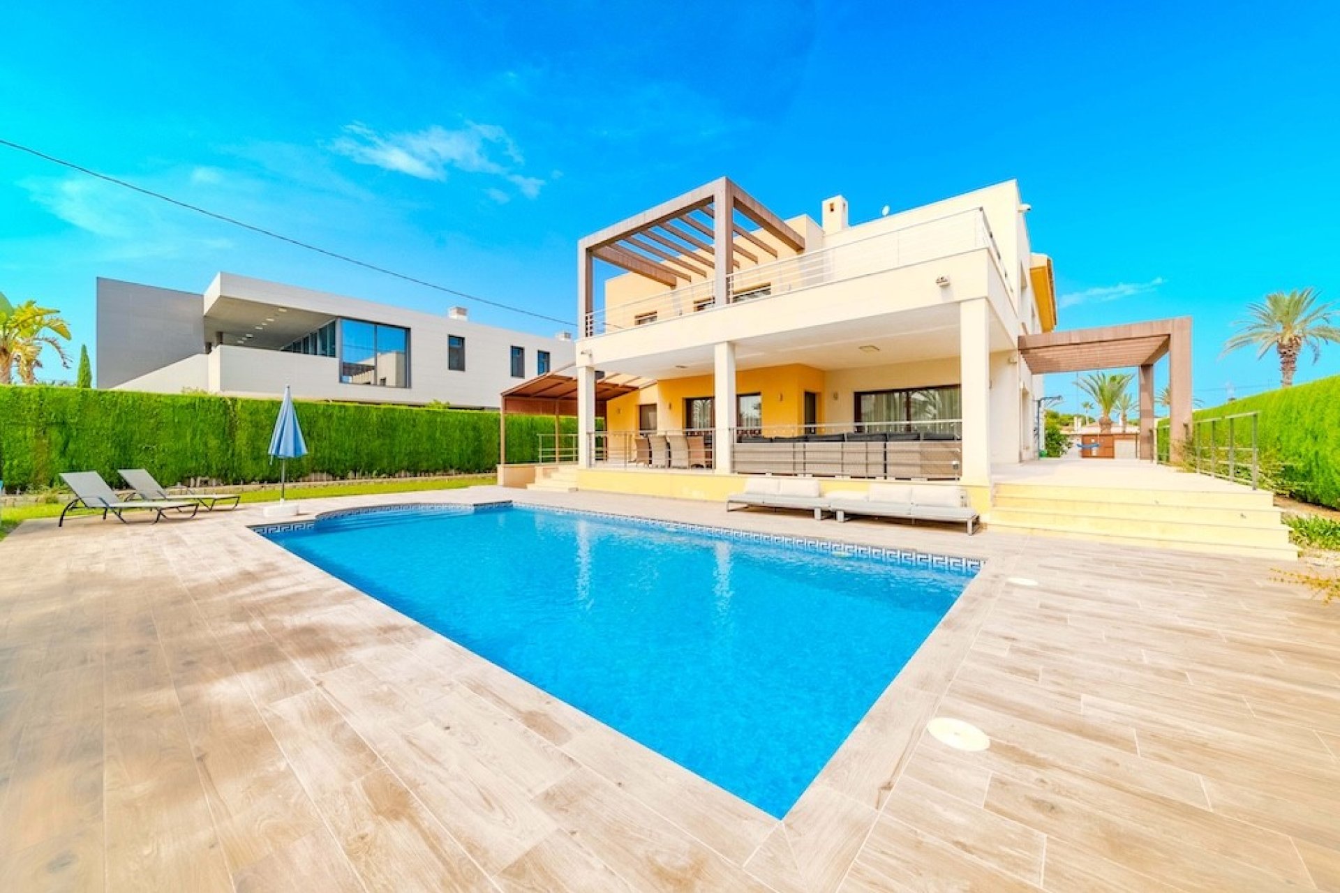 Resale - Villa -
Orihuela Costa - Cabo Roig