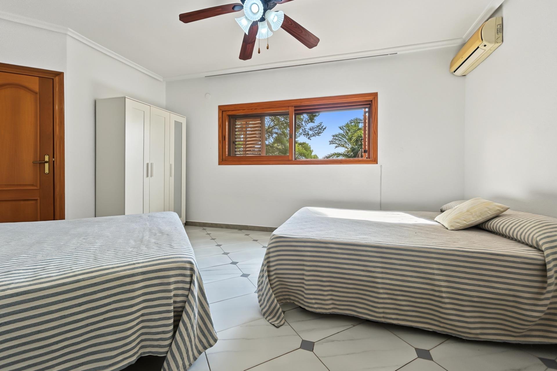 Resale - Villa -
Orihuela Costa - Campoamor