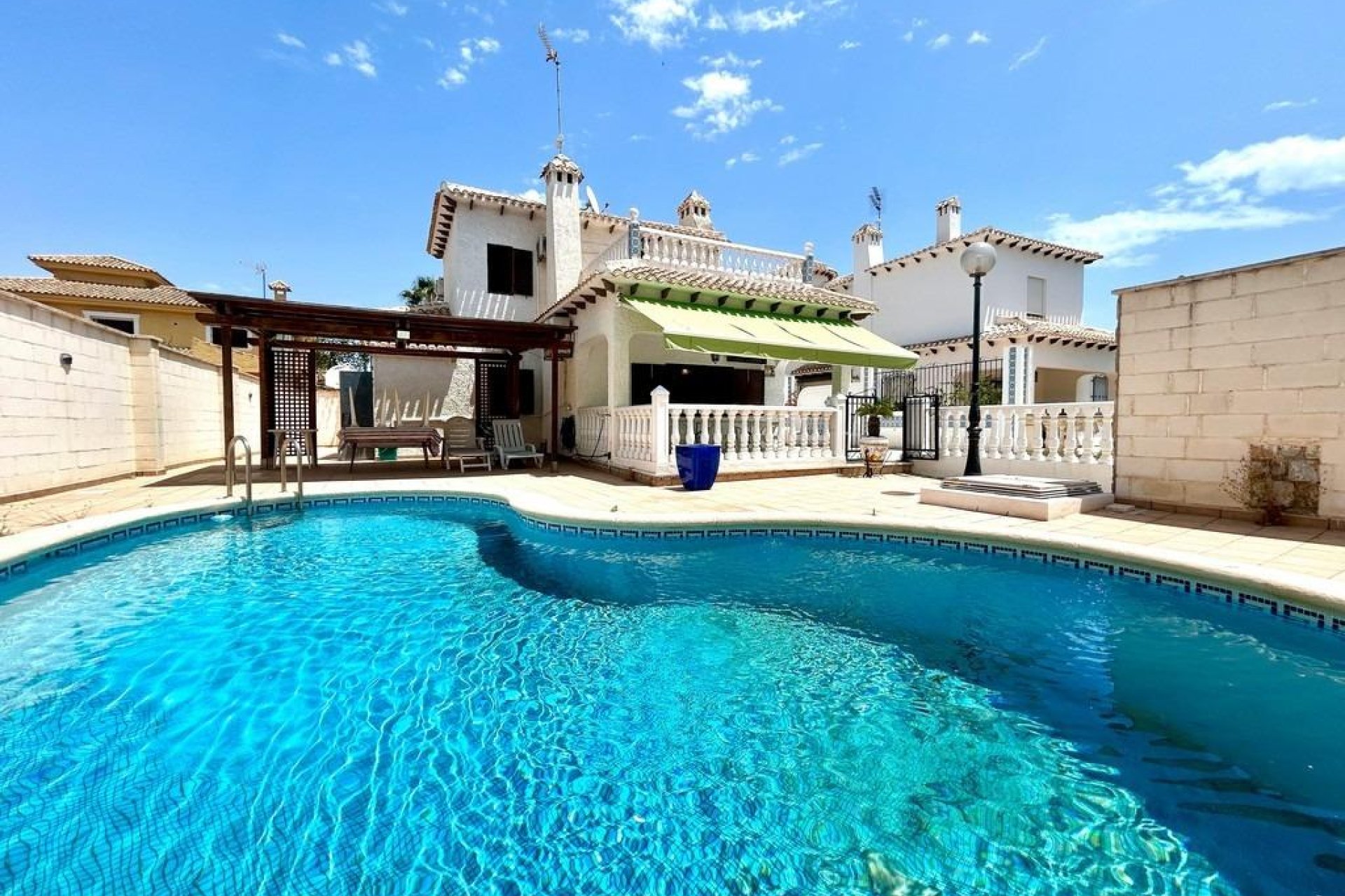 Resale - Villa -
Orihuela Costa - La Zenia