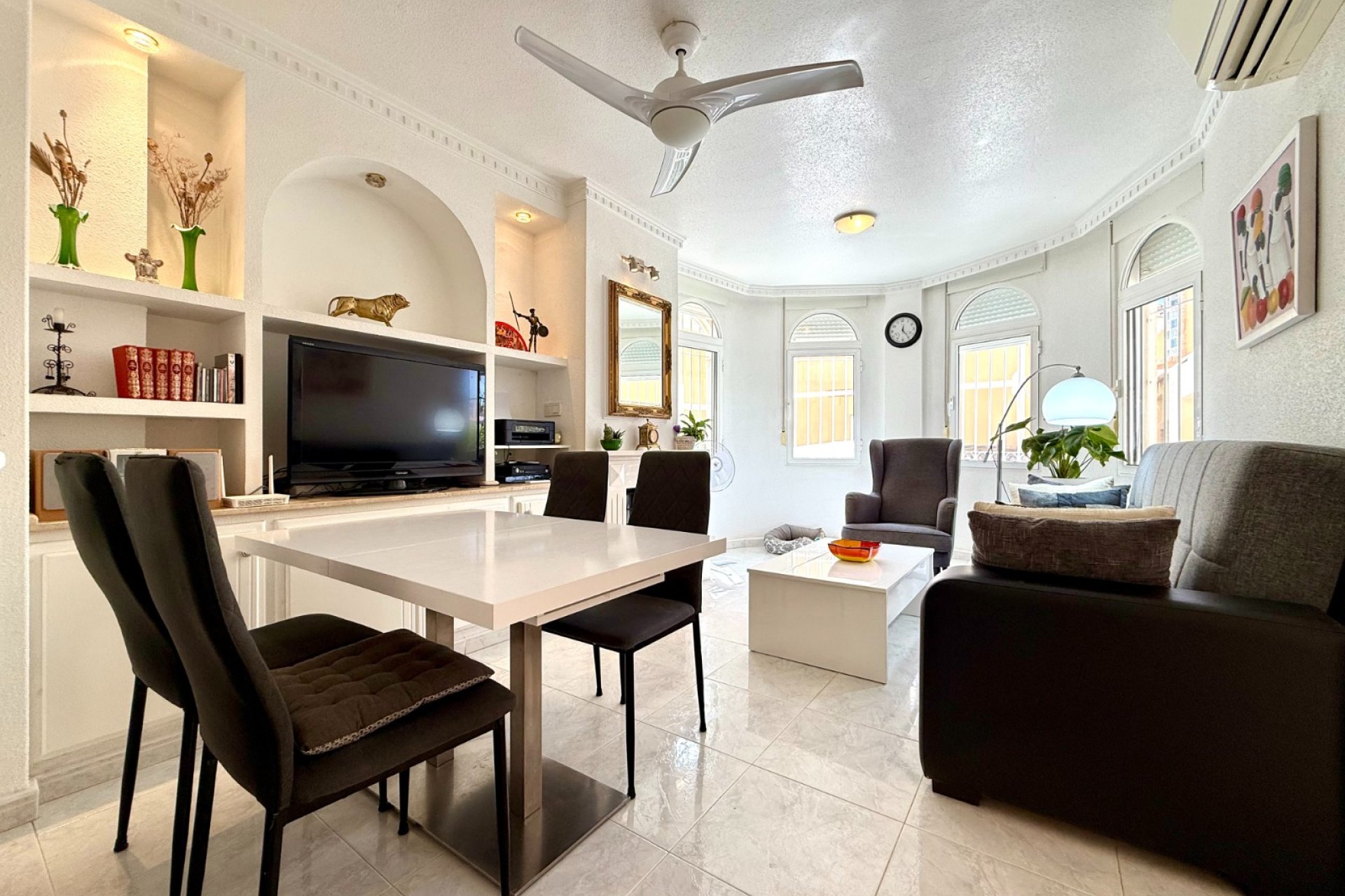 Resale - Villa -
Orihuela Costa - Villamartín