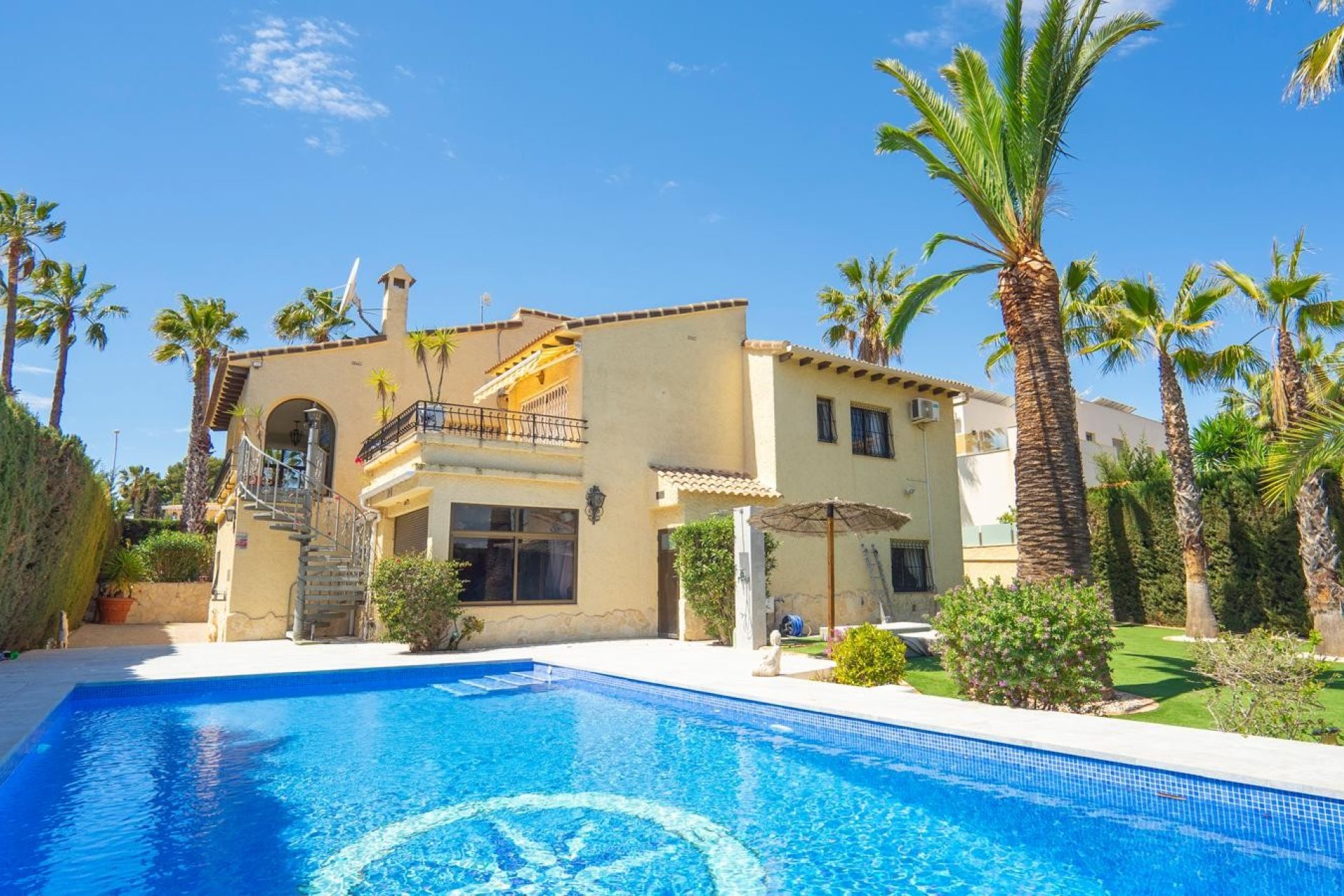 Resale - Villa -
Orihuela Costa - Villamartín