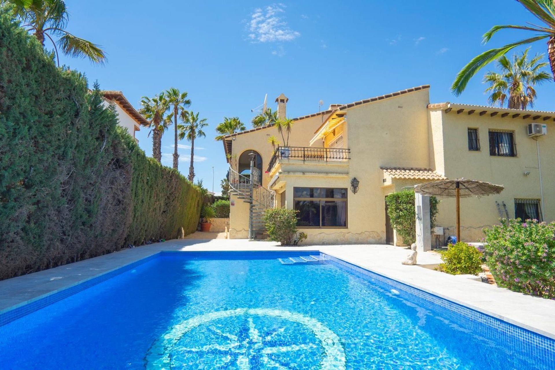 Resale - Villa -
Orihuela Costa - Villamartín