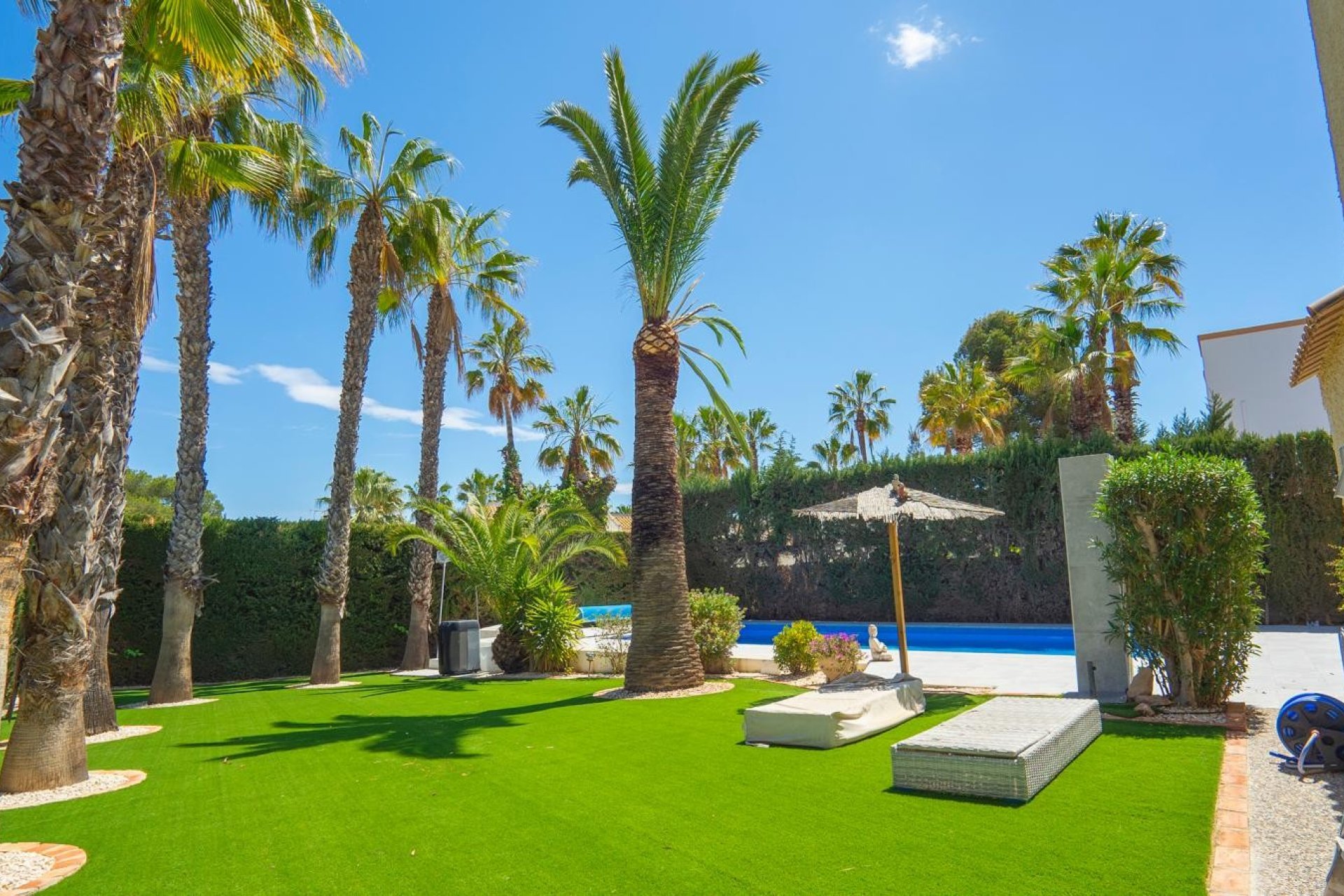 Resale - Villa -
Orihuela Costa - Villamartín