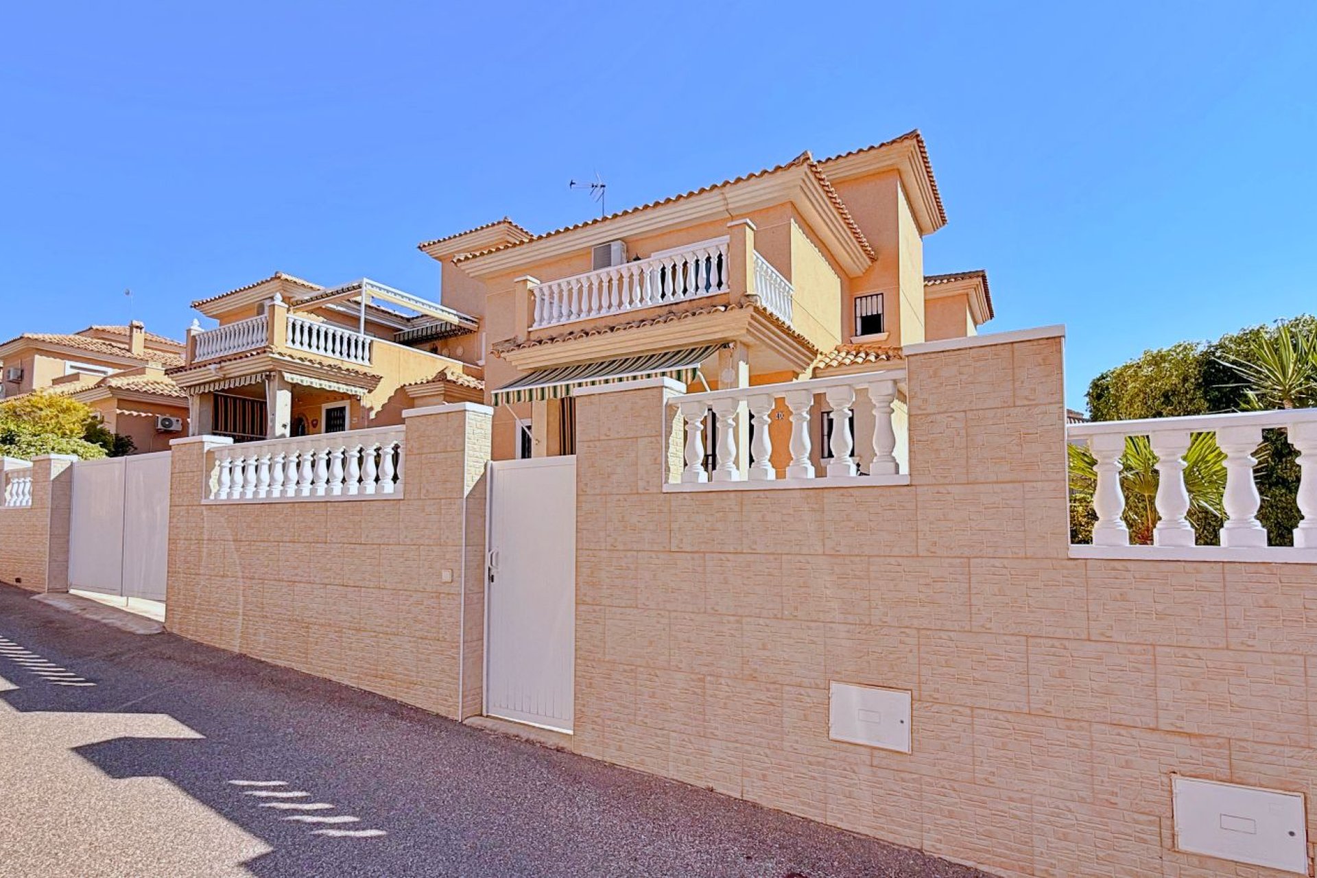 Resale - Villa -
Orihuela - Orihuela Costa